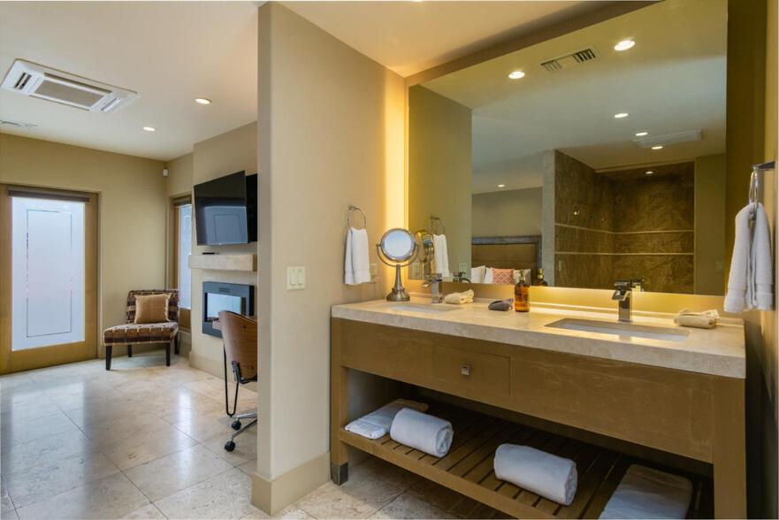 King Suite with Pool View photo 2