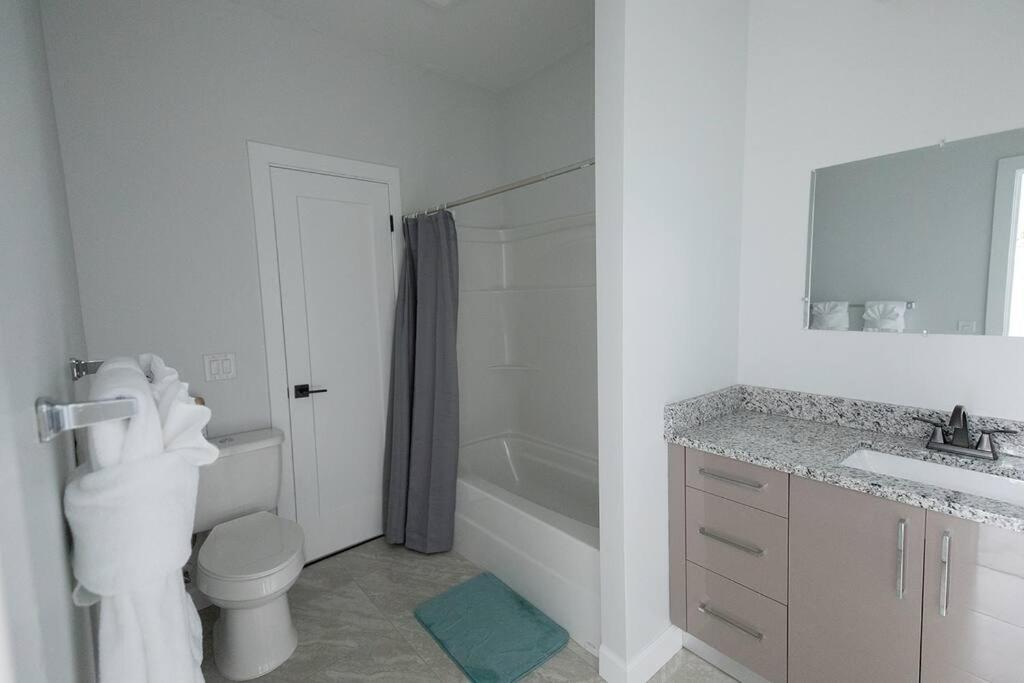 Five-Bedroom House photo 3