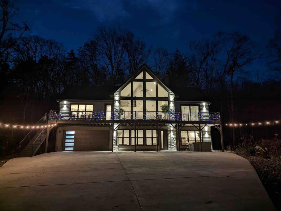 Five-Bedroom House photo 2