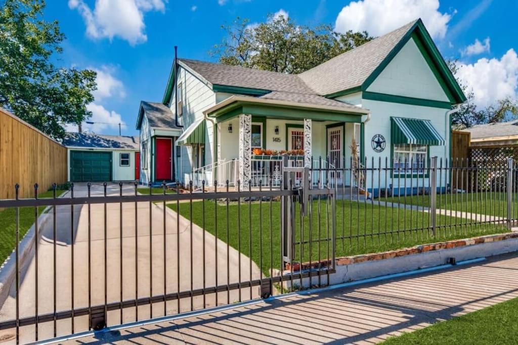Four-Bedroom House photo 2