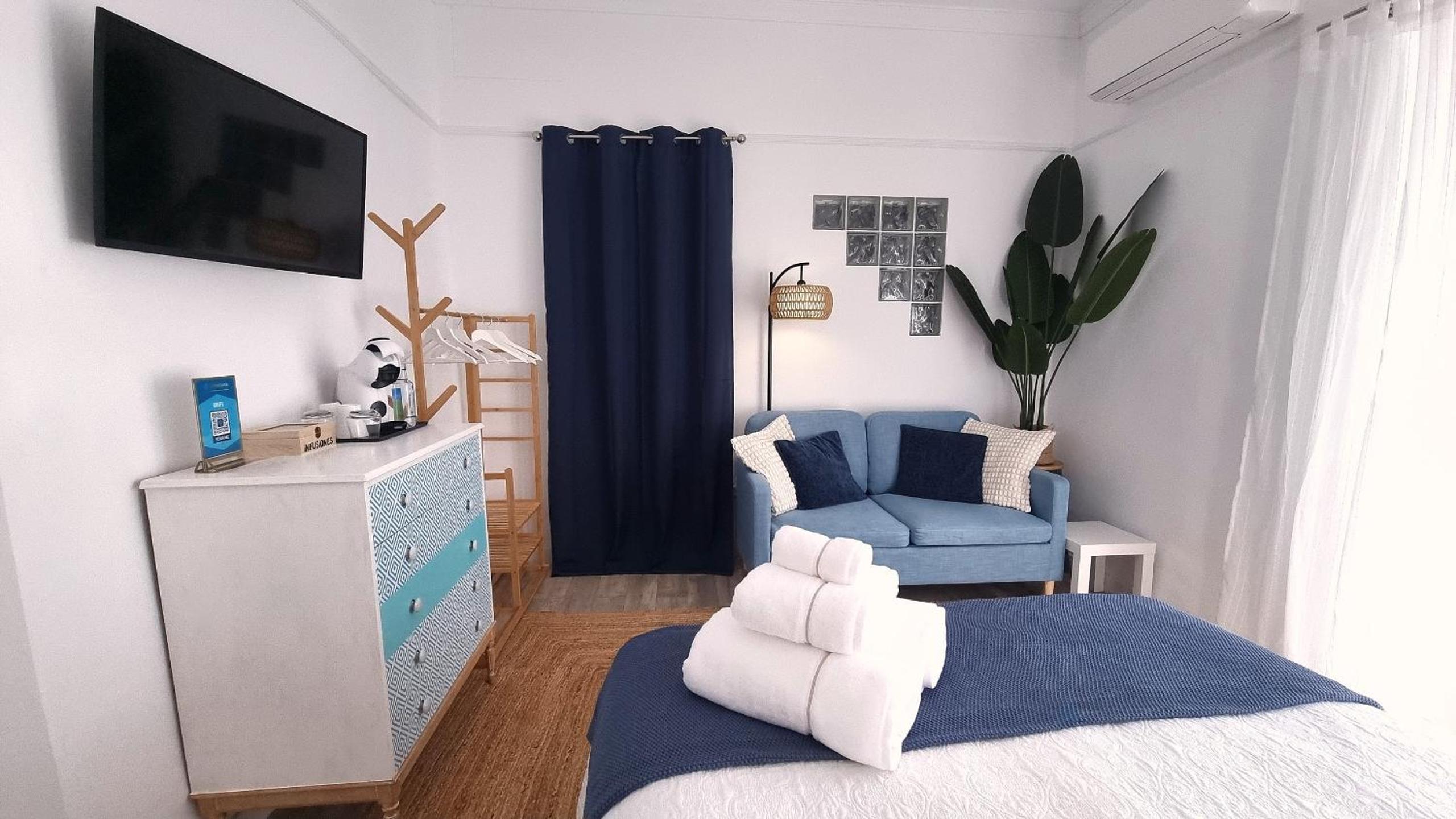 Deluxe Double Room with Balcony - Photo 4