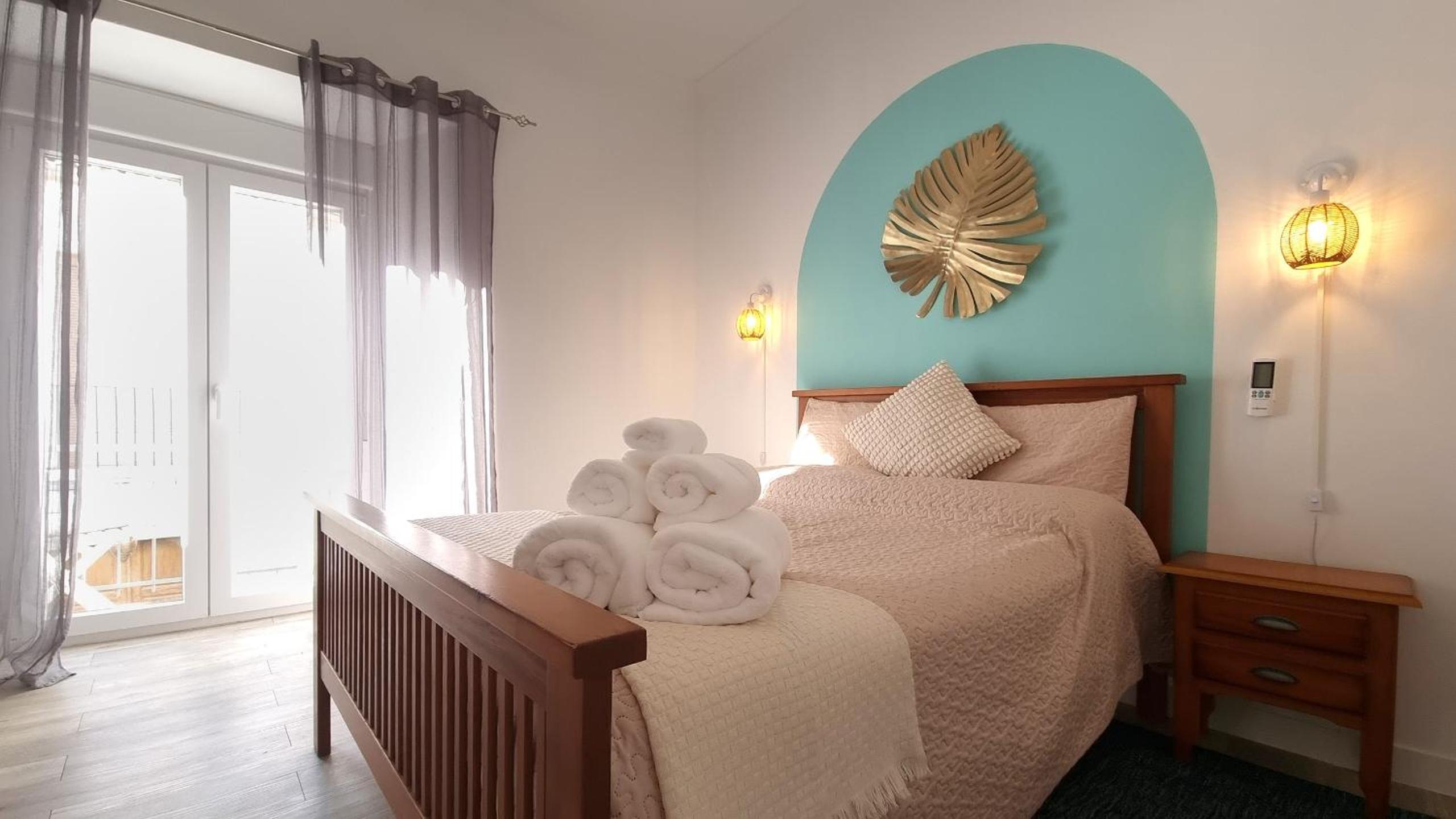 Deluxe Double Room with Balcony - Photo 5