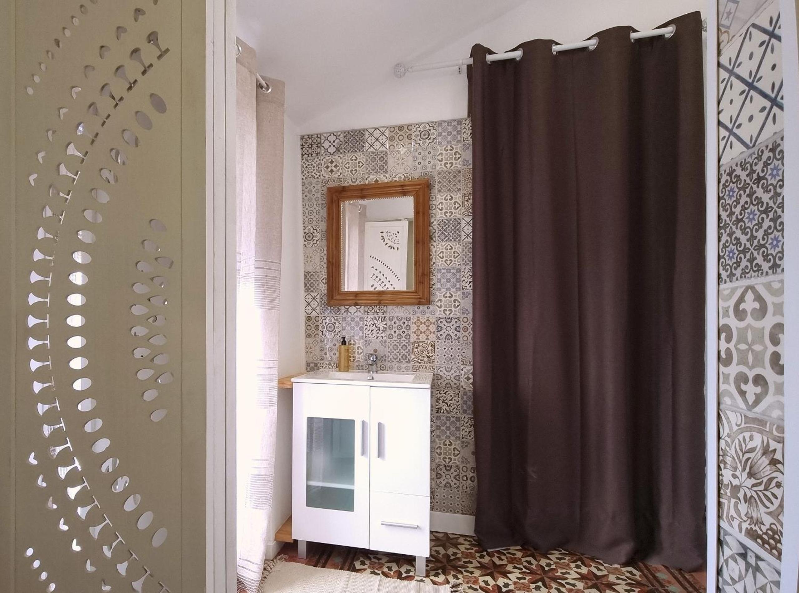 Deluxe Double Room with Balcony - Photo 7