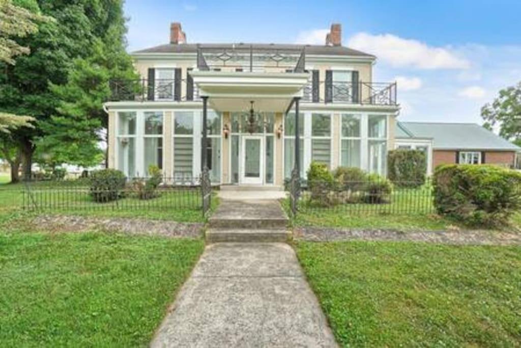 Five-Bedroom House photo 2