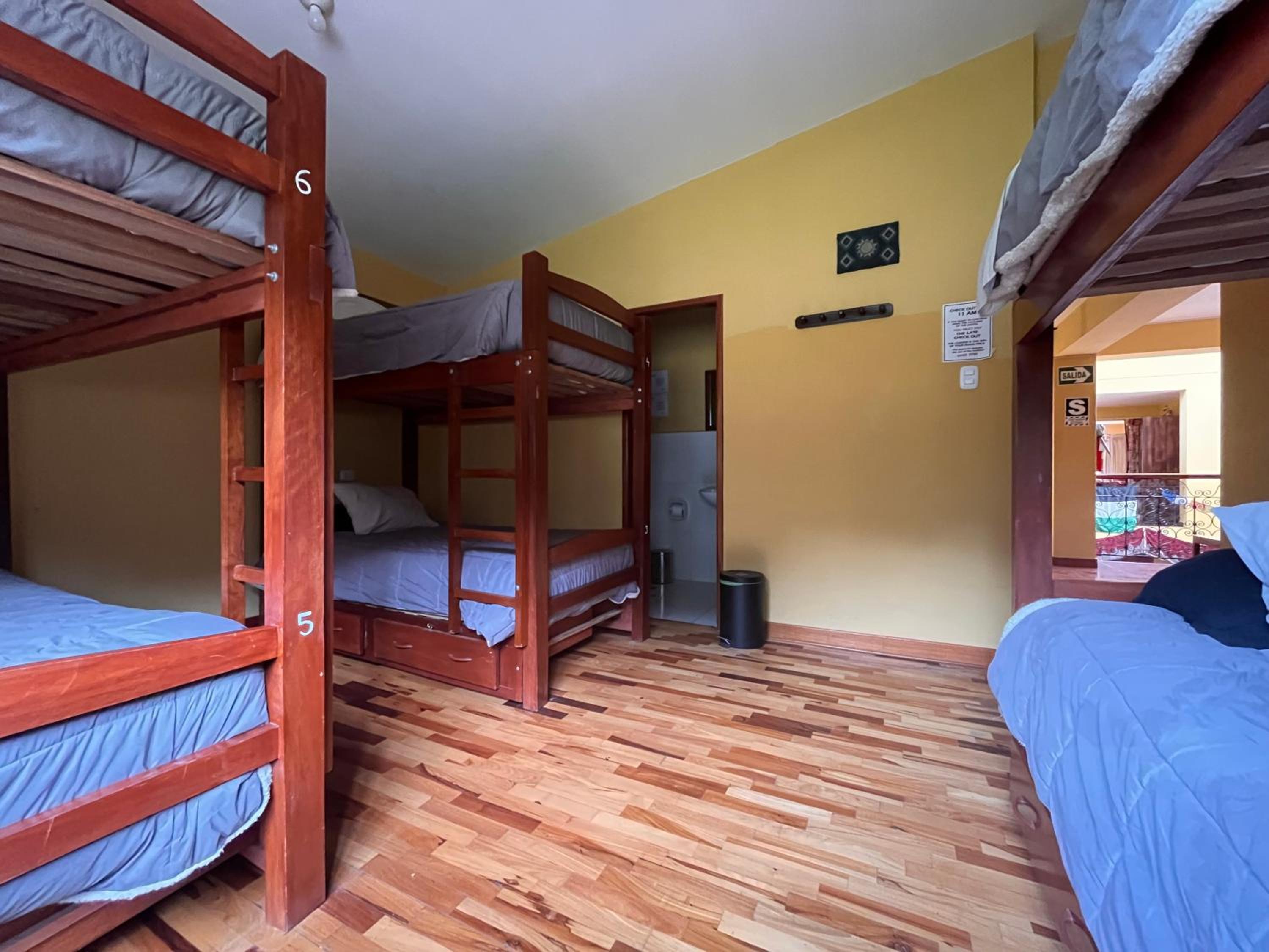 10-Bed Male Dormitory Room photo 3
