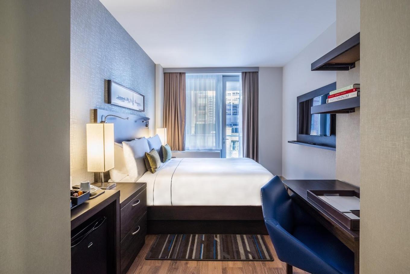 Deluxe Queen Room with Balcony