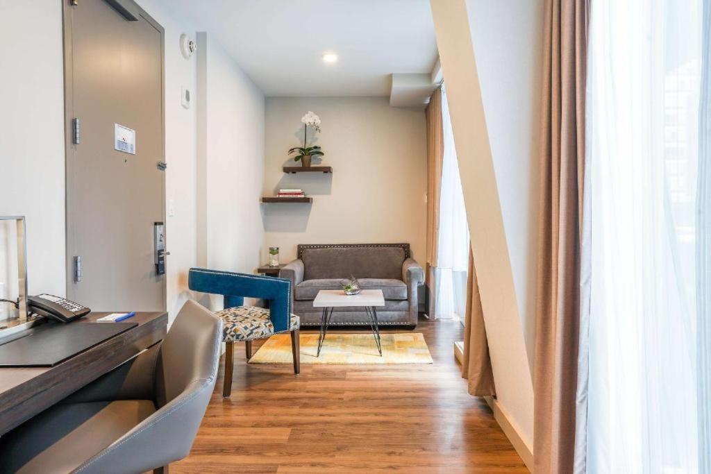 King Studio Suite with Sofa Bed and Desk thumbnail 5