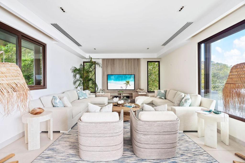 Six-Bedroom Villa  photo 1