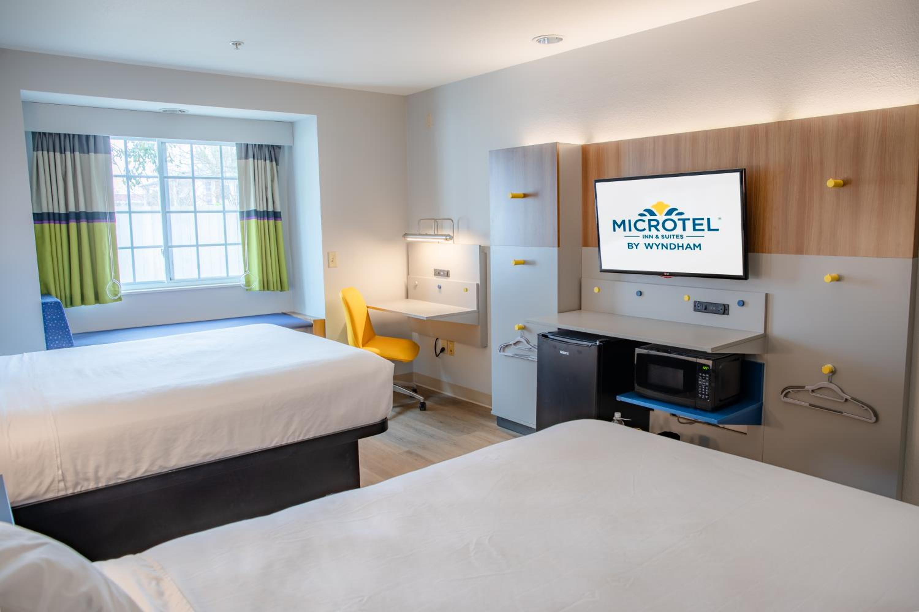 Deluxe Queen Room with Two Queen Beds - Photo 5