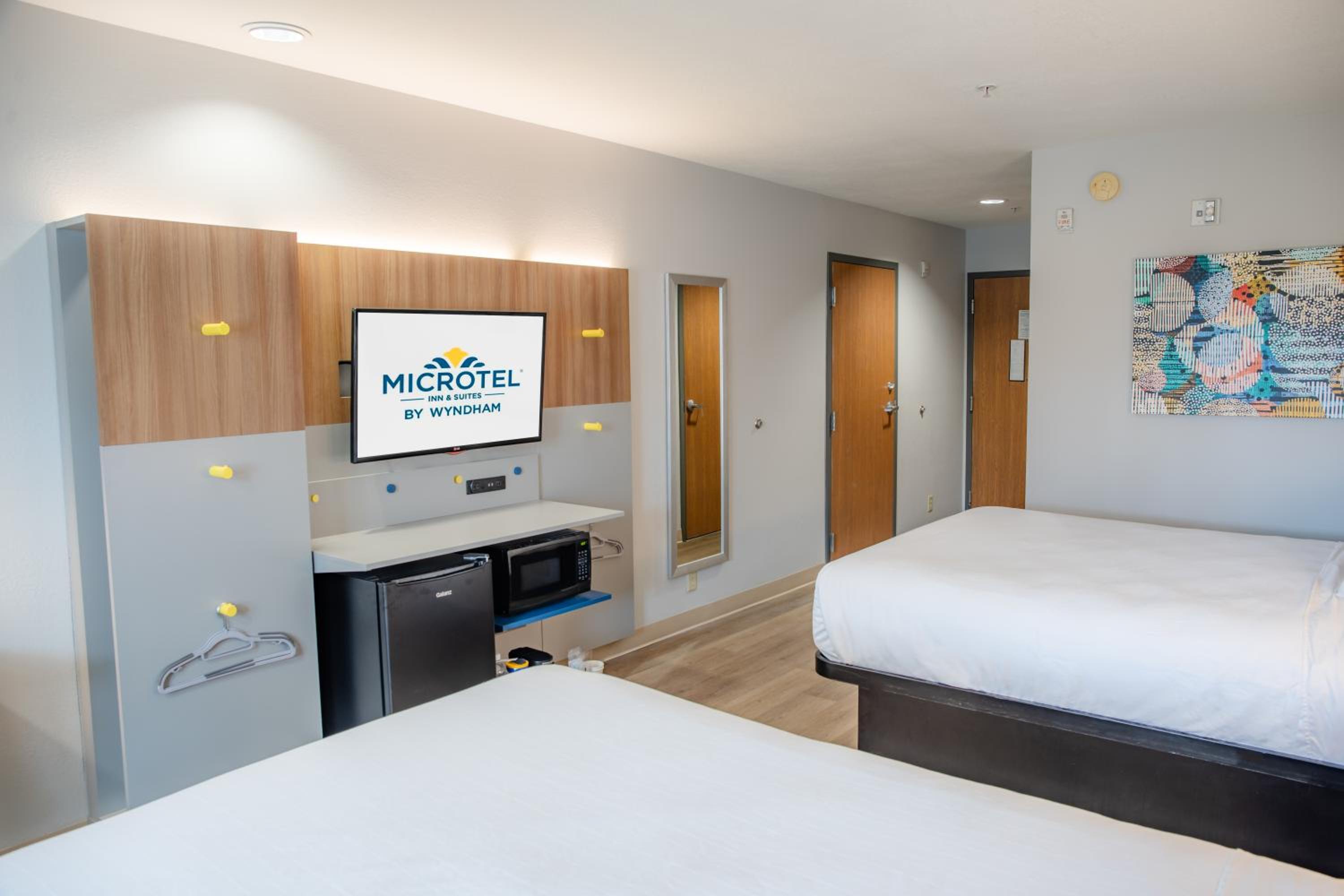 Deluxe Queen Room with Two Queen Beds - Photo 3