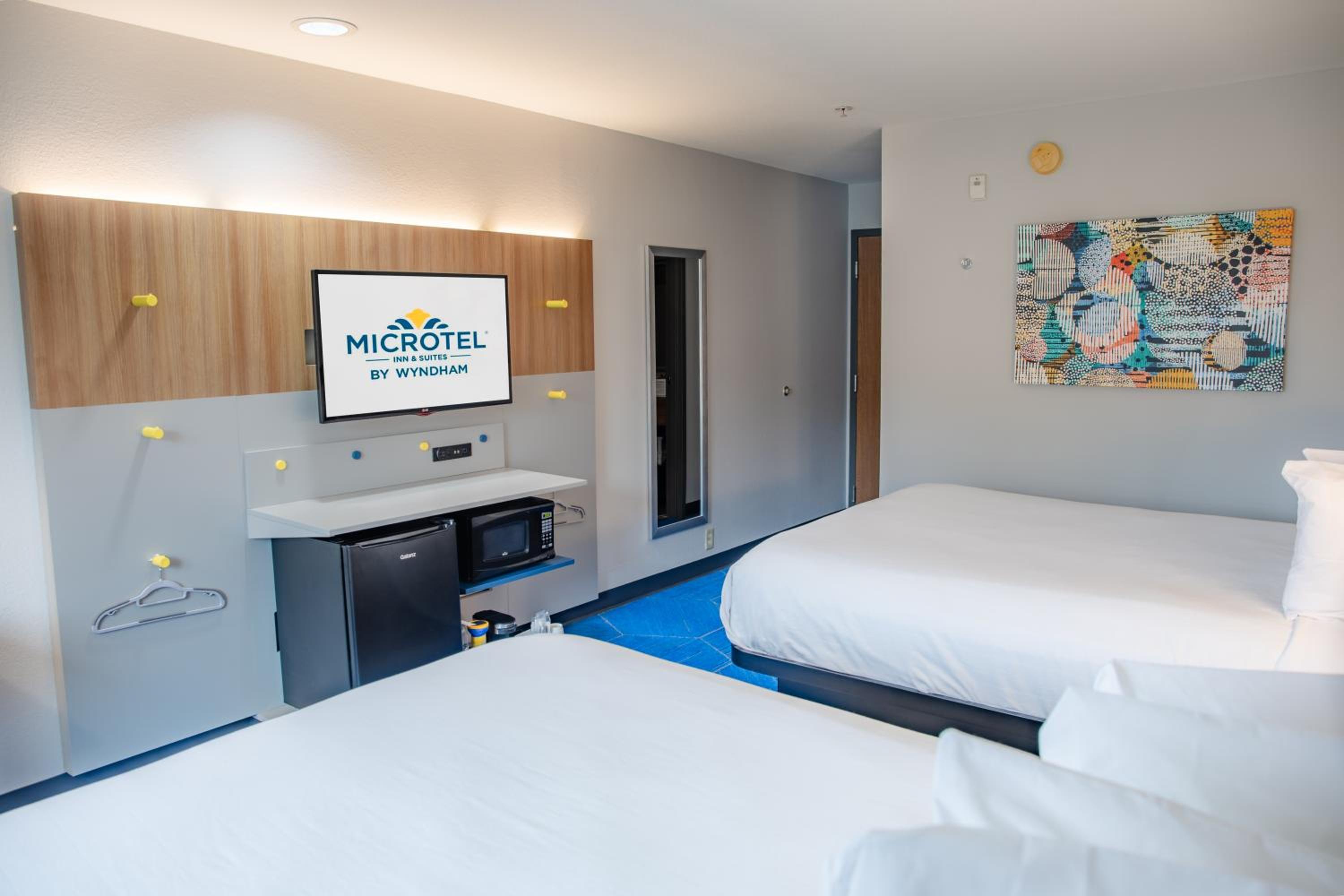 Deluxe Room with Two Queen Beds - Non-Smoking - Photo 4