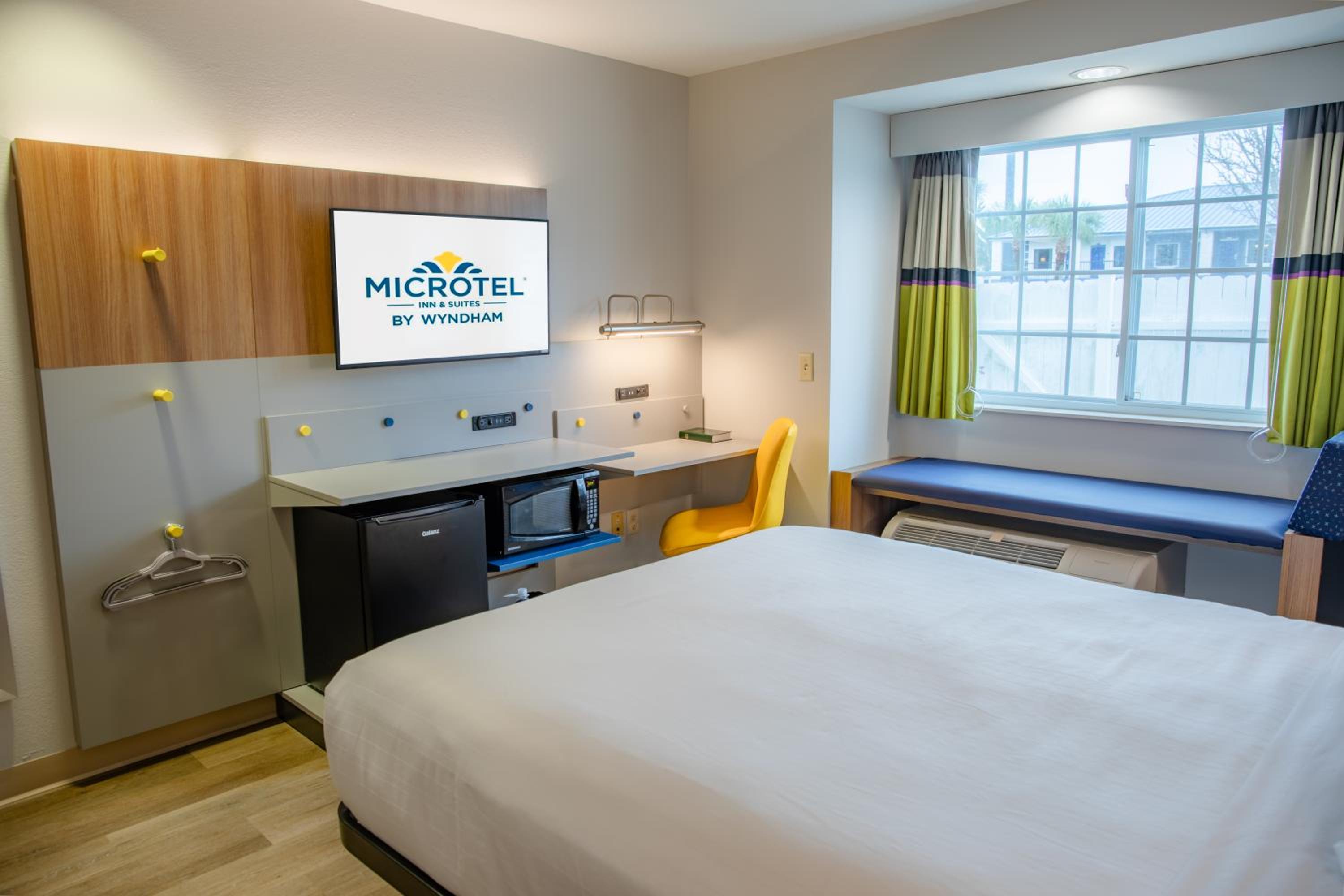 1 Queen Bed, Mobility Accessible Room with Roll-In Shower, Non-Smoking - Photo 6