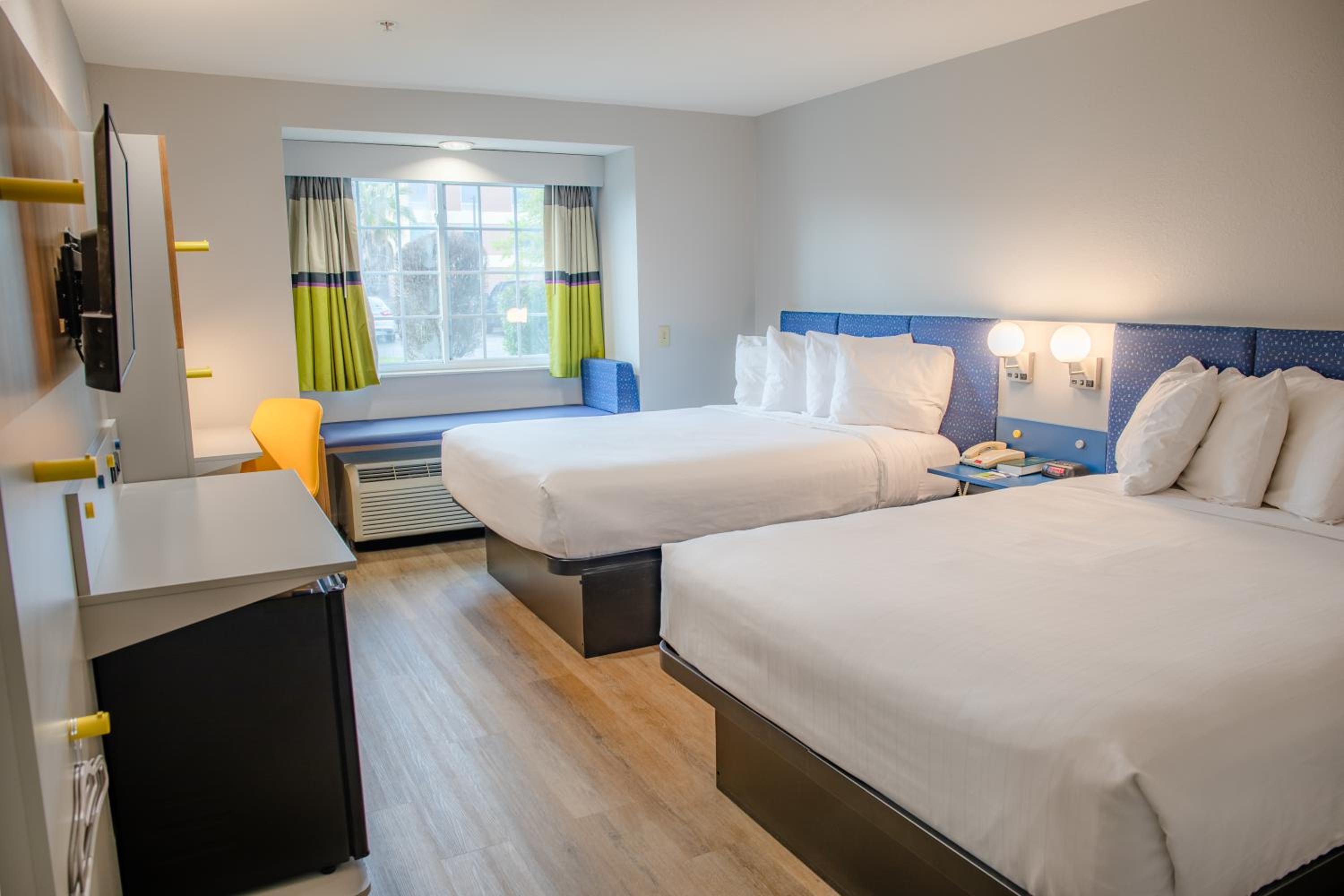 Deluxe Queen Room with Two Queen Beds - Photo 4