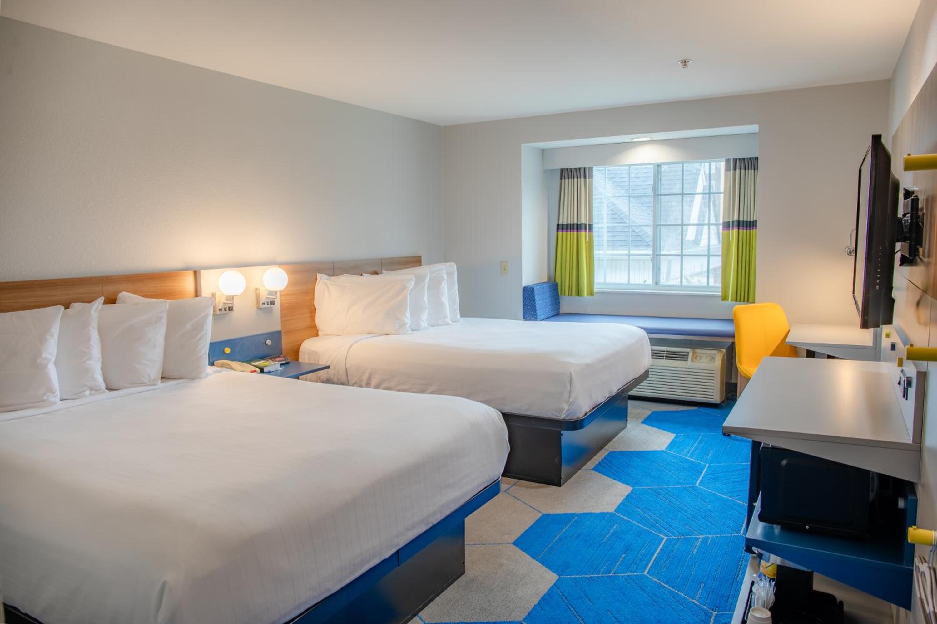 Deluxe Room with Two Queen Beds - Non-Smoking - Photo 3