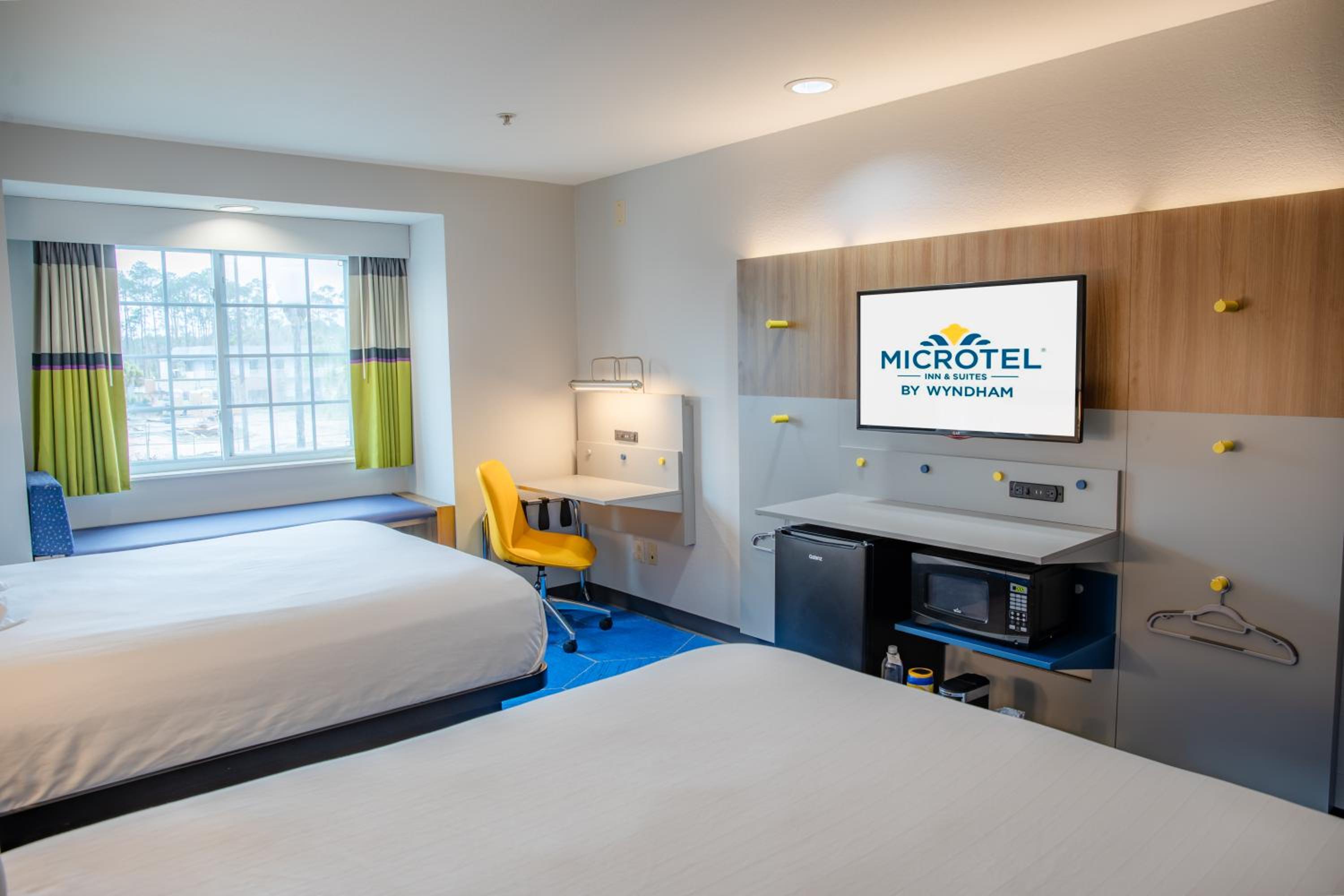 Deluxe Room with Two Queen Beds - Non-Smoking - Photo 2
