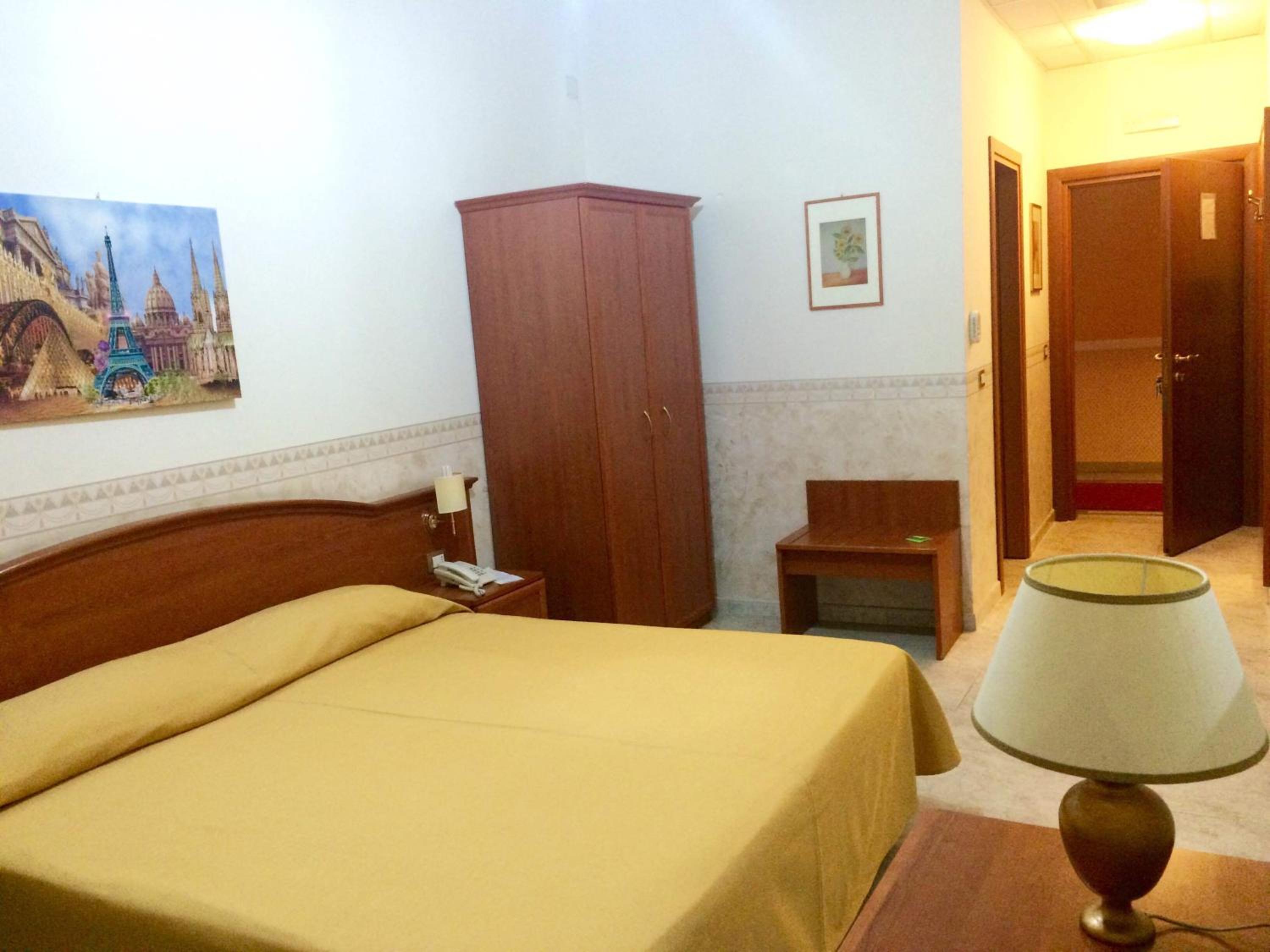 Double Room - Photo 16