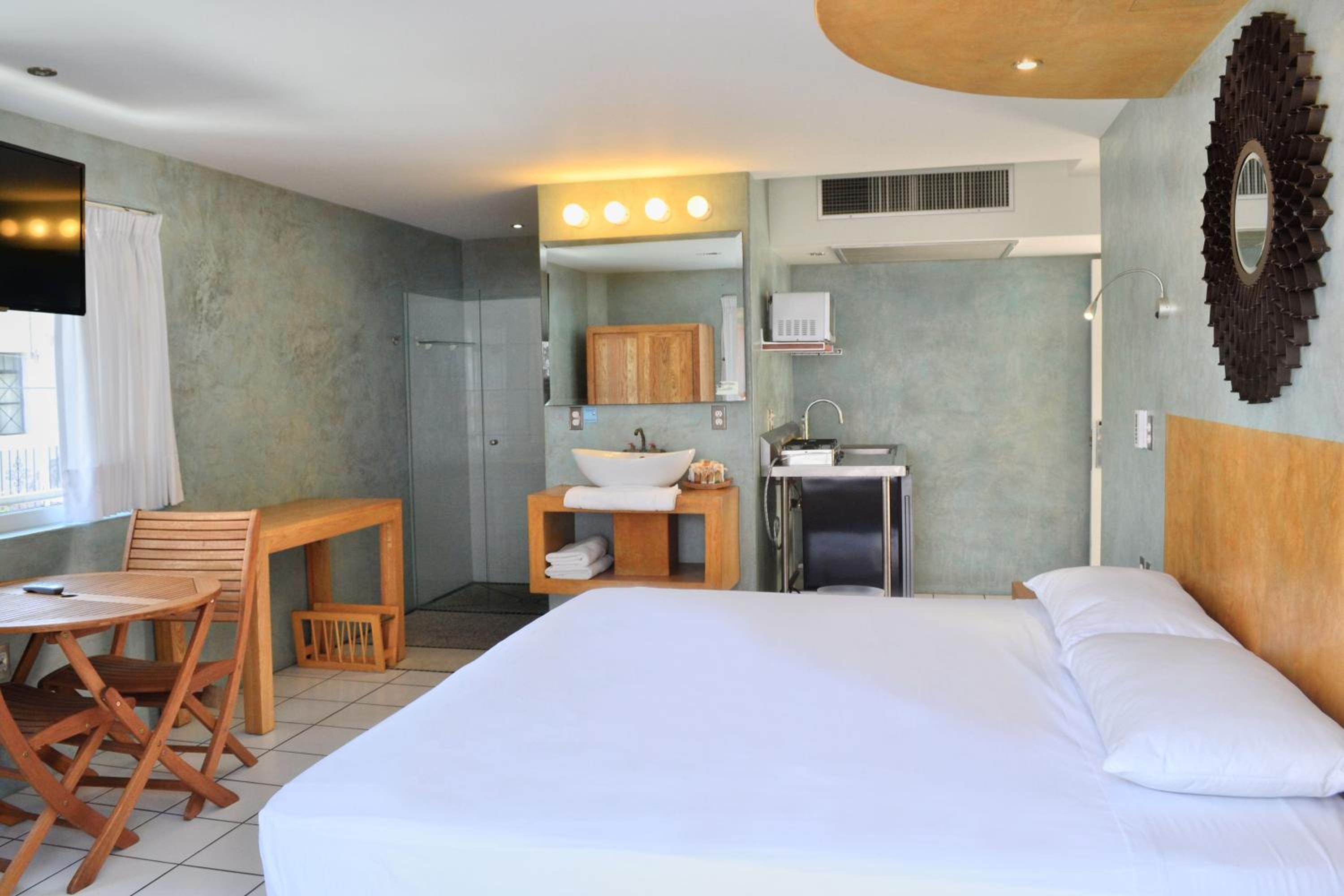 One Bedroom with Kitchenette - Photo 2
