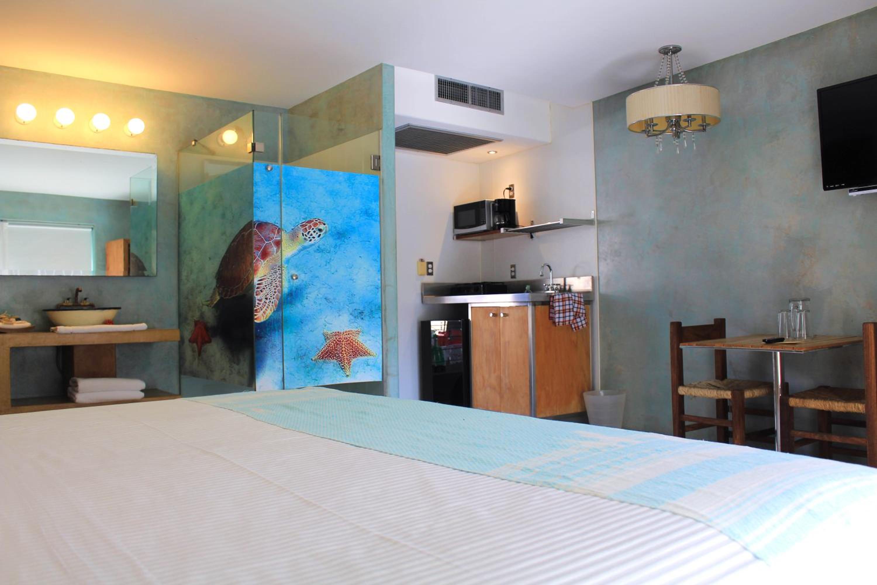 One Bedroom with Kitchenette - Photo 3