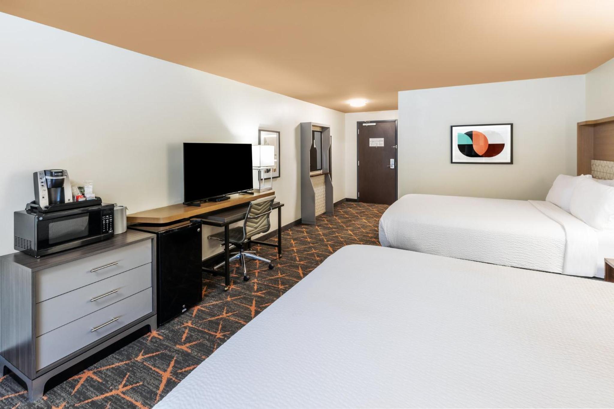 Standard Room with Two Queen Beds - Photo 5