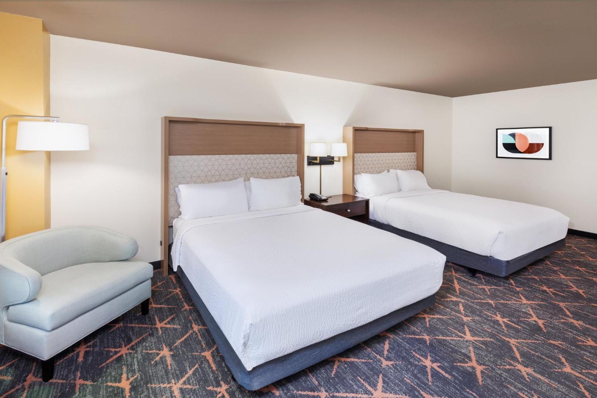 Standard Room with Two Queen Beds - Photo 8