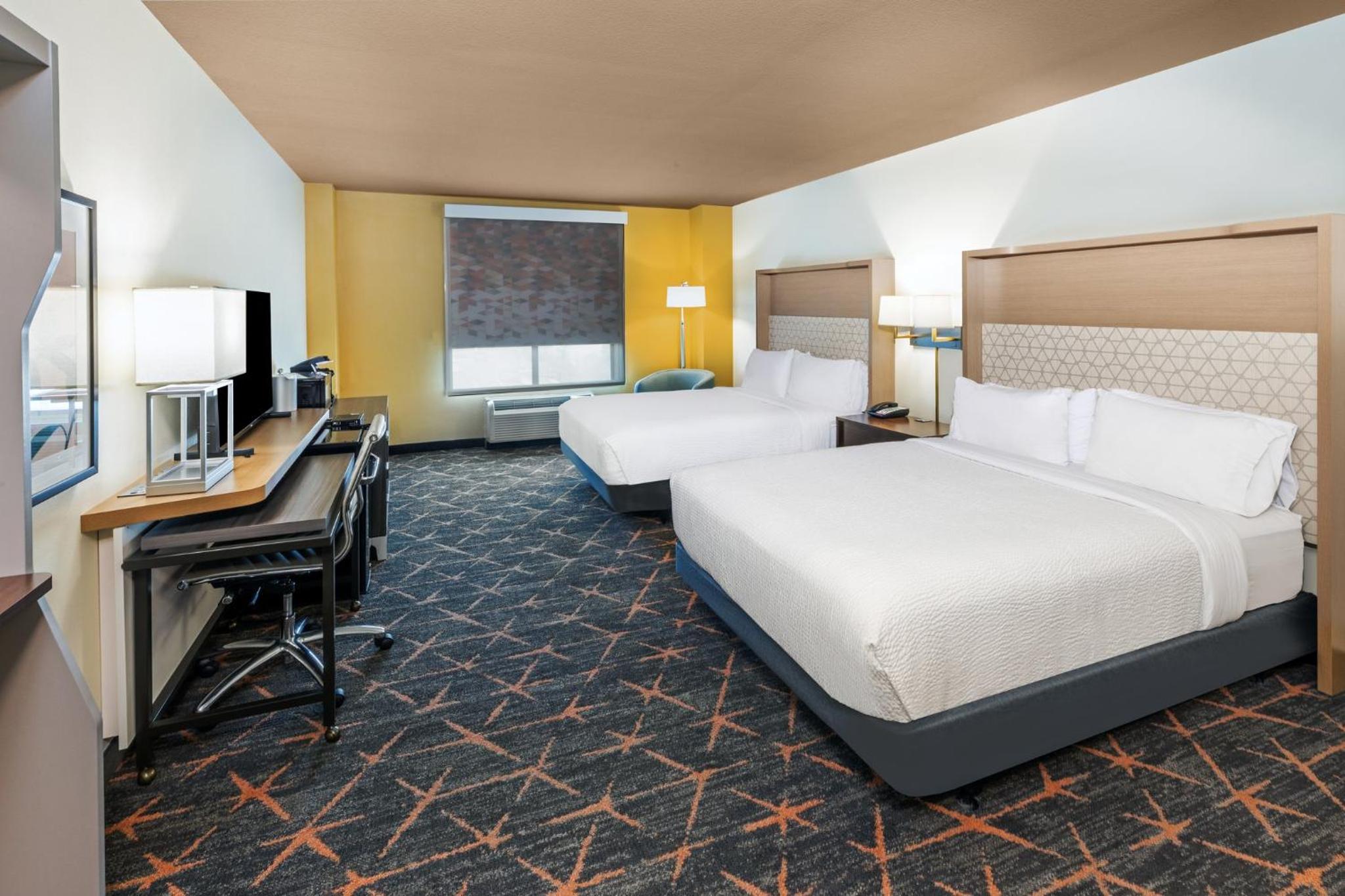 Standard Room with Two Queen Beds - Photo 10
