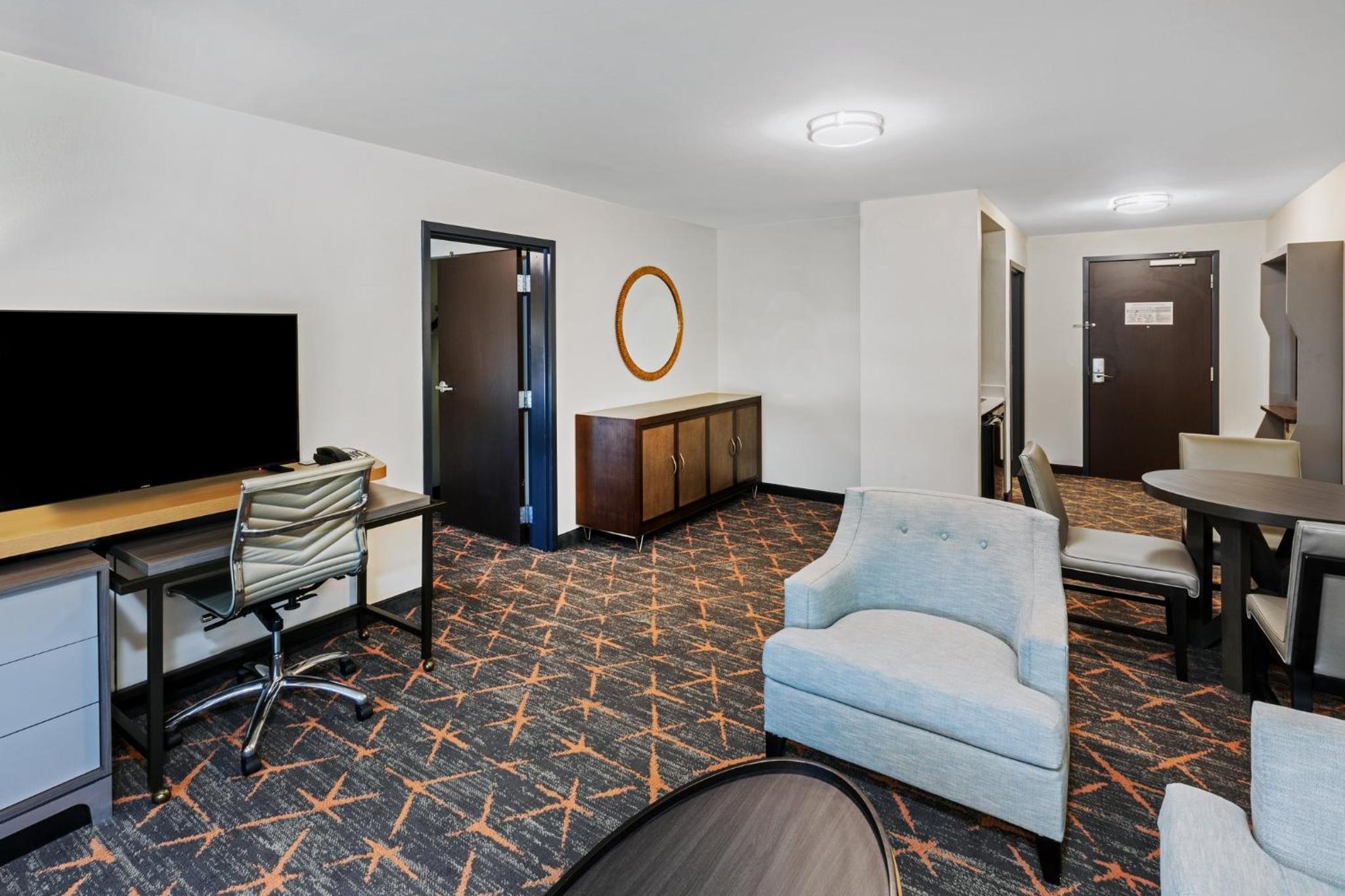 One-Bedroom King Suite with Sofa Bed - Non-Smoking - Photo 3