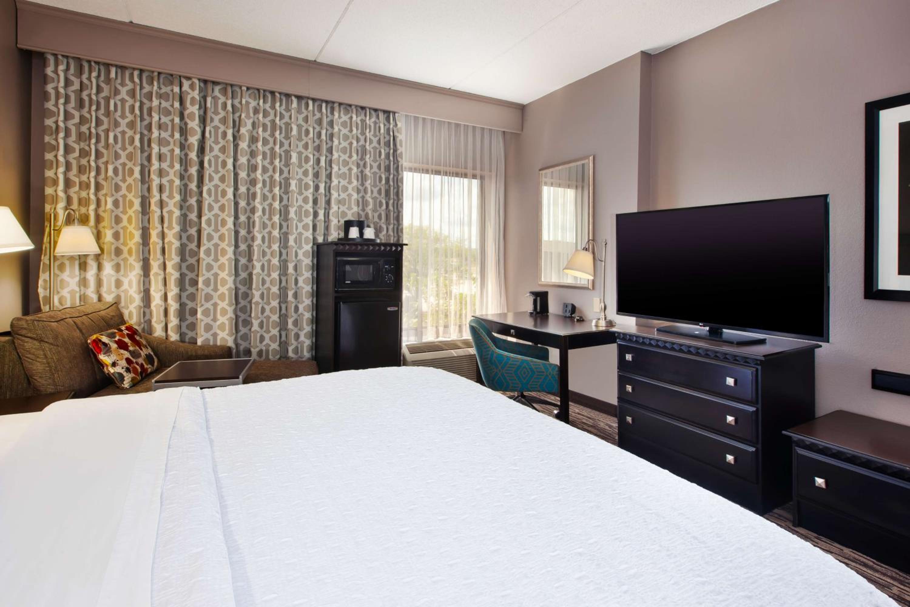 King Room with King Bed - Non-Smoking - Photo 6
