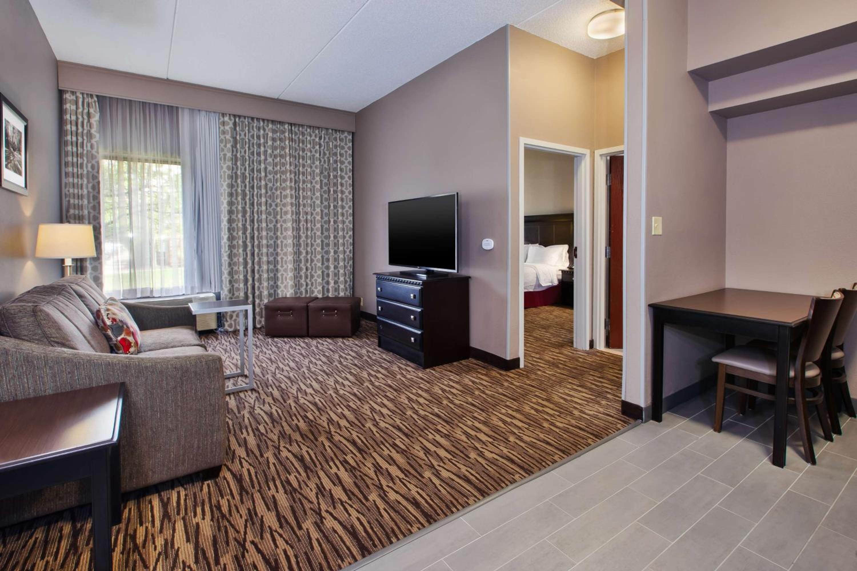Queen Room - Accessible with Bathtub - Photo 4