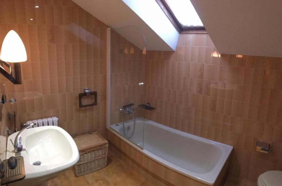 Five-Bedroom House photo 2