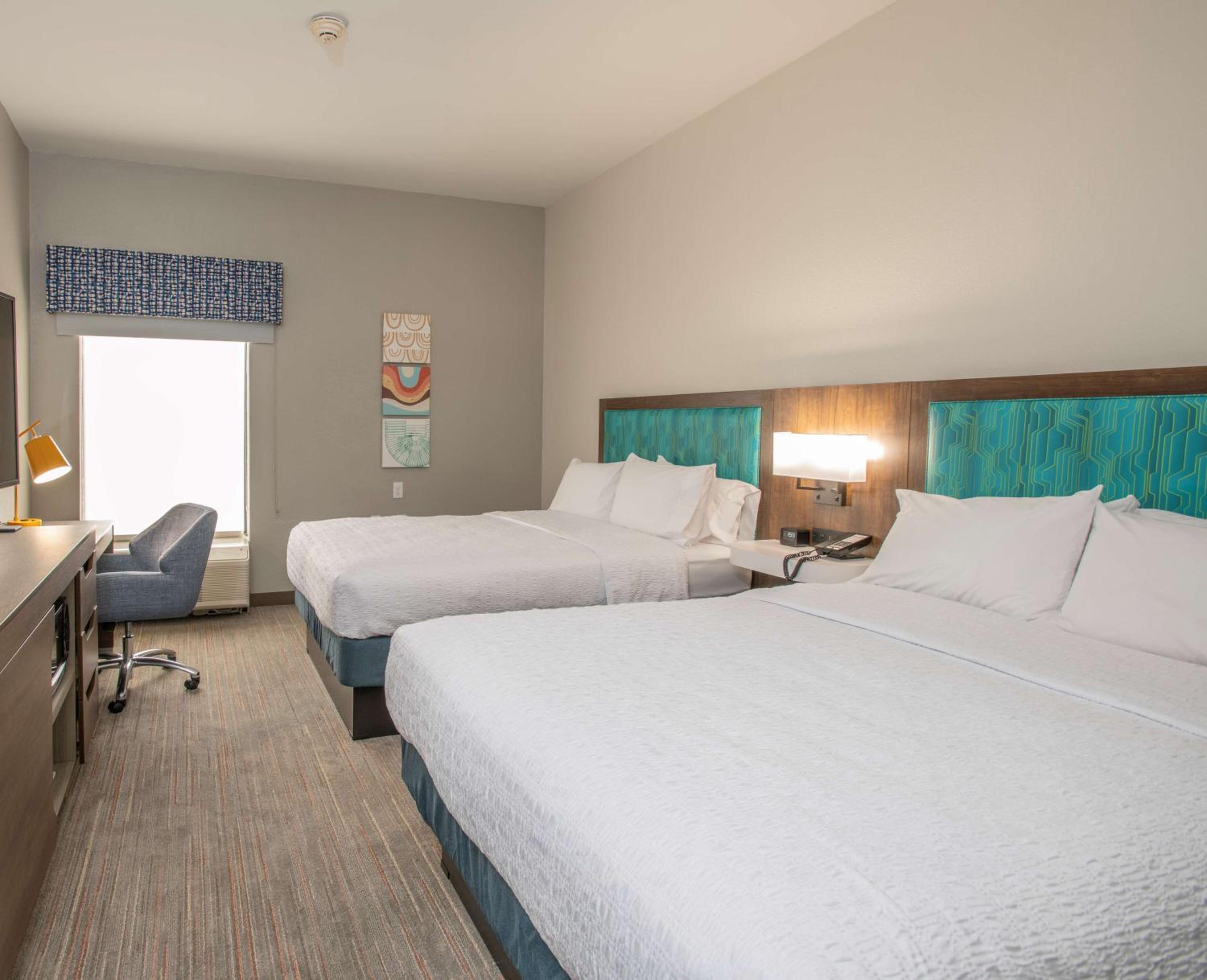 Queen Room with Two Queen Beds (4 Adults) - Photo 3