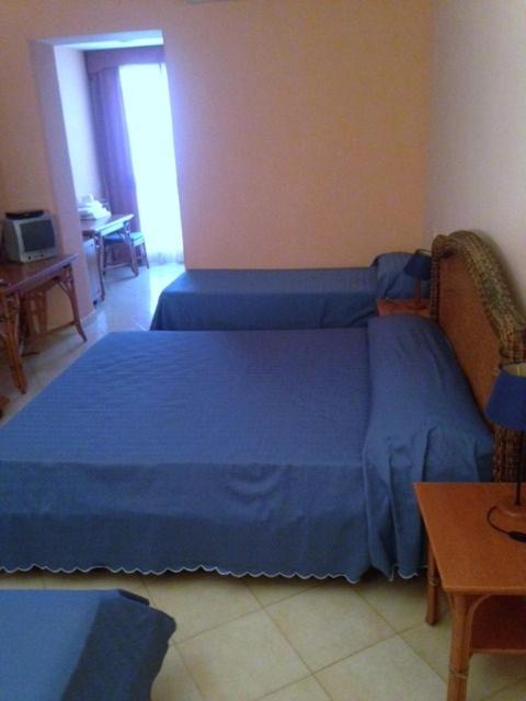 Quadruple Room with Private Bathroom - Photo 3