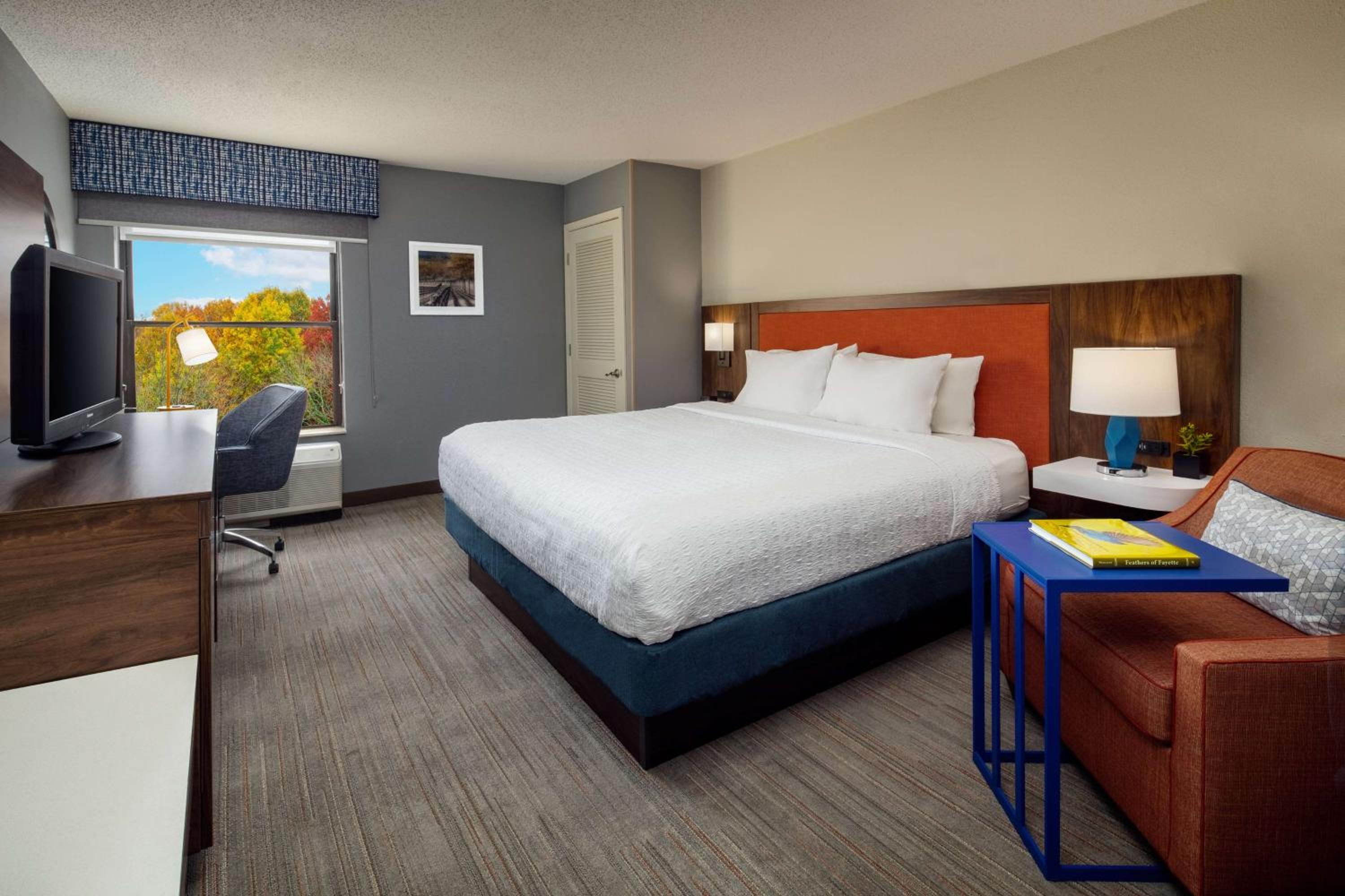 King Room with King Bed - Non-Smoking - Photo 7