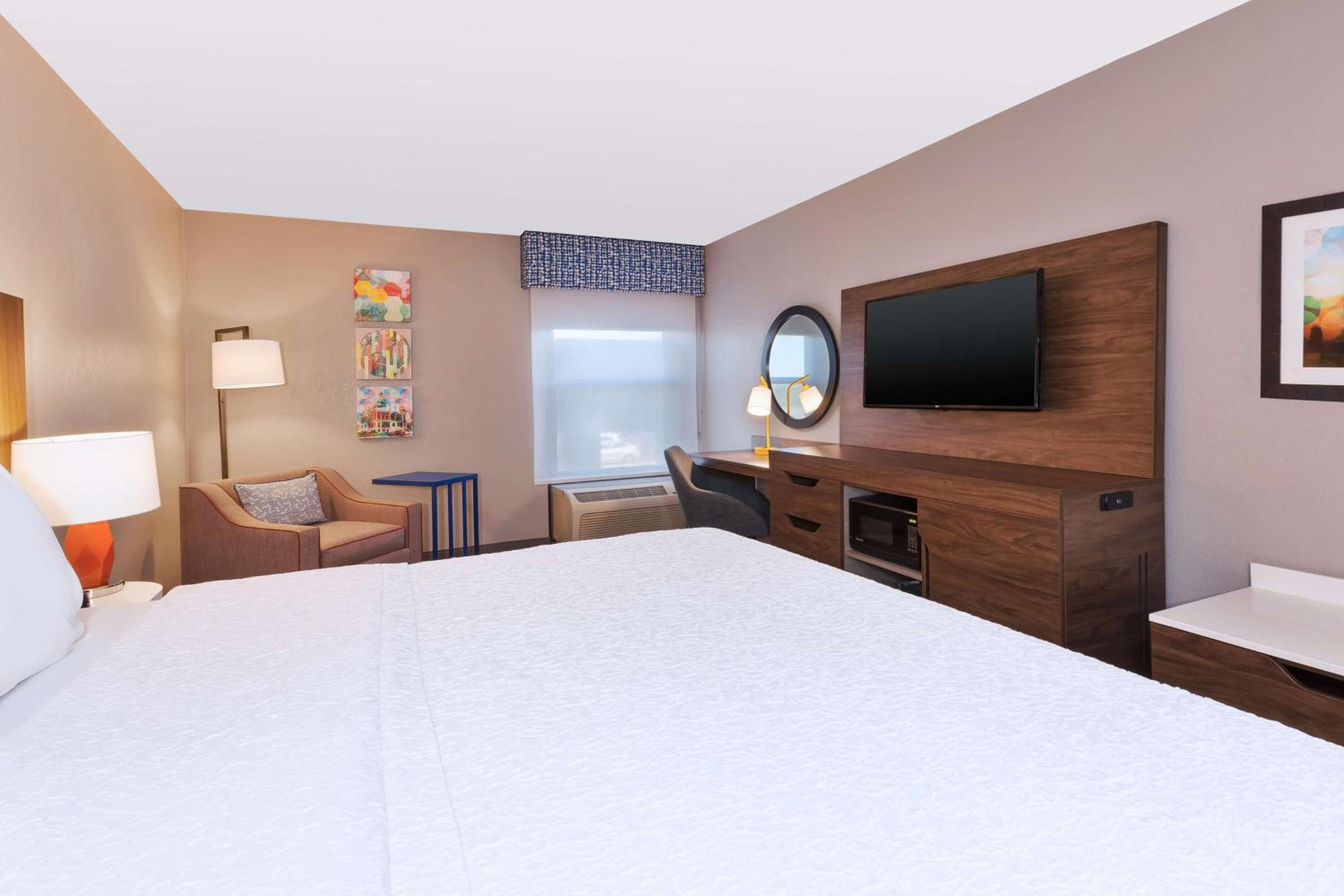 King Room with King Bed - Non-Smoking - Photo 2