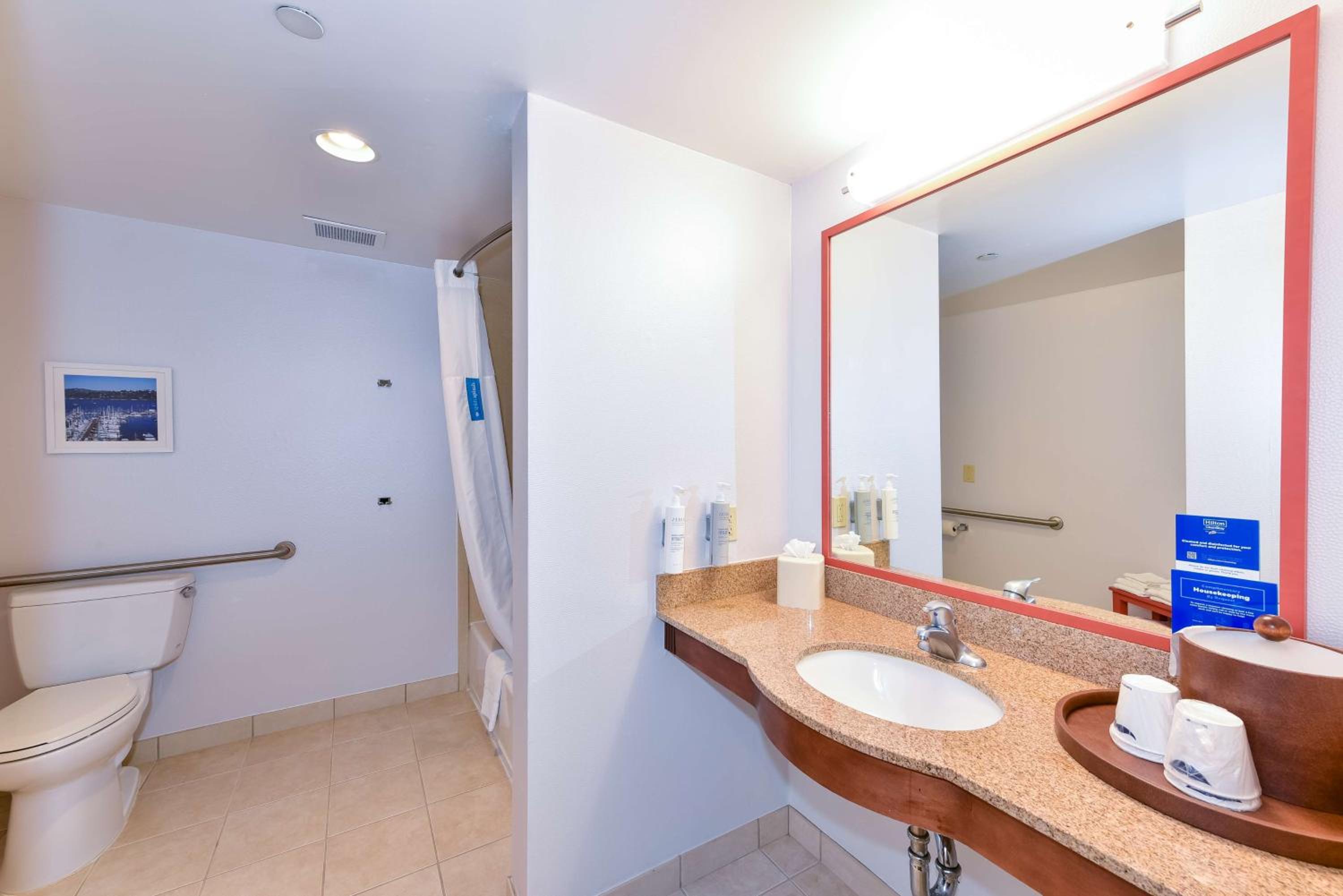 King Room with Accessible Tub - Mobility and Hearing Access/Non-Smoking - Photo 7