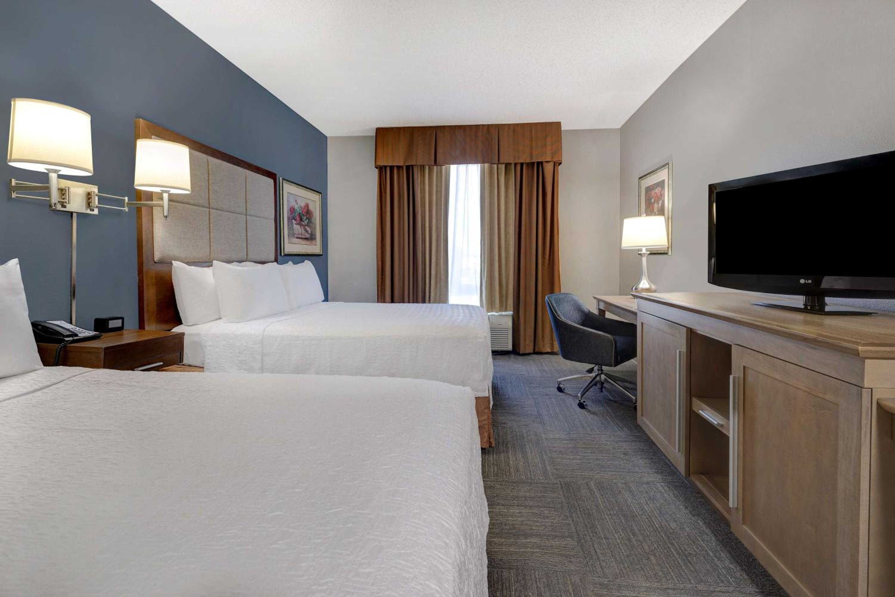 Room with Two Queen Beds - Non-Smoking - Photo 9