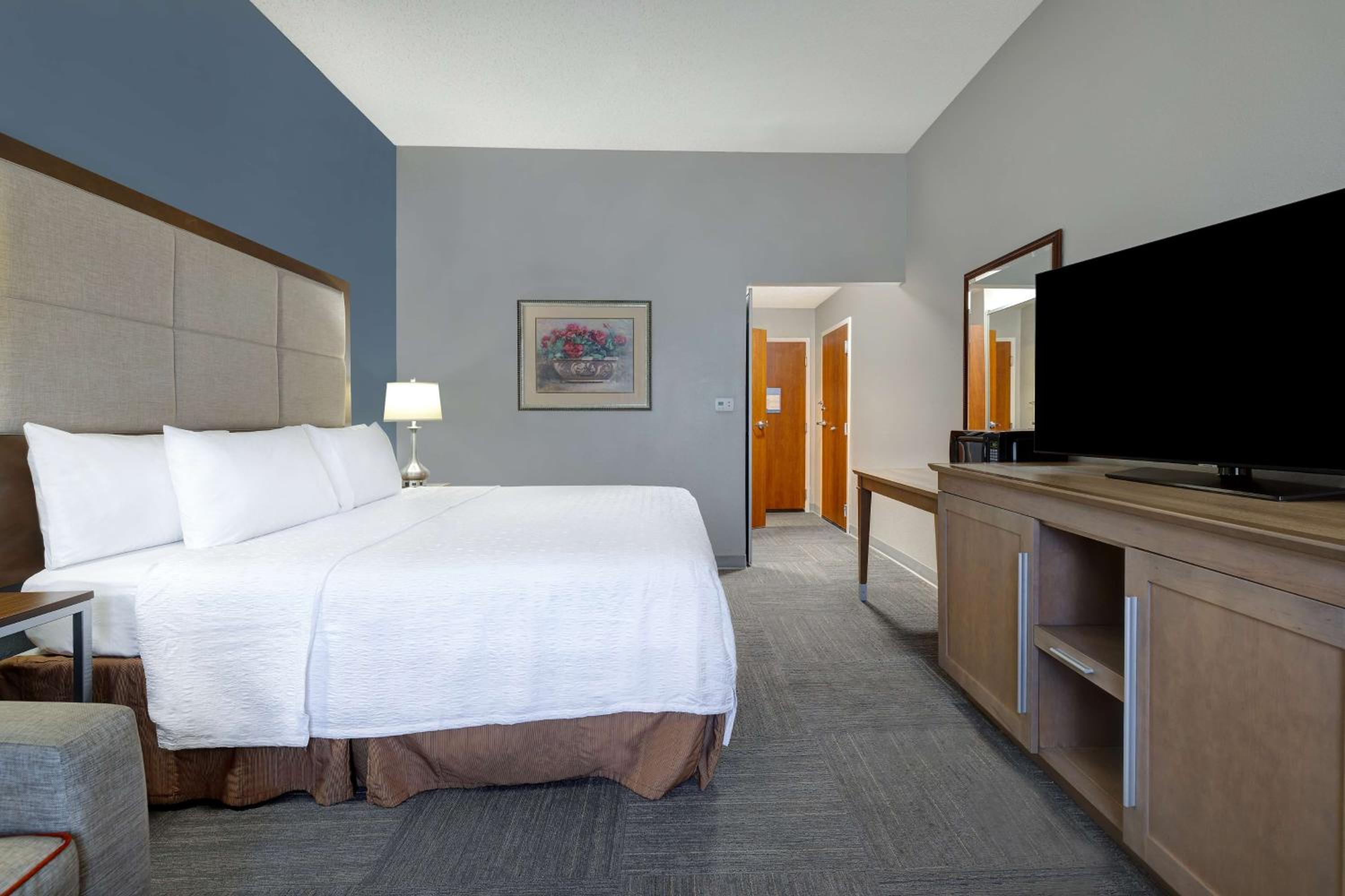 King Room with King Bed - Non-Smoking - Photo 1