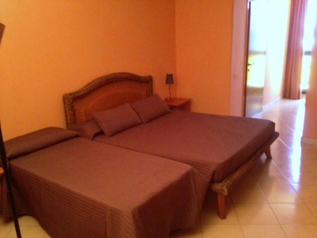 Quadruple Room with Private Bathroom - Photo 4