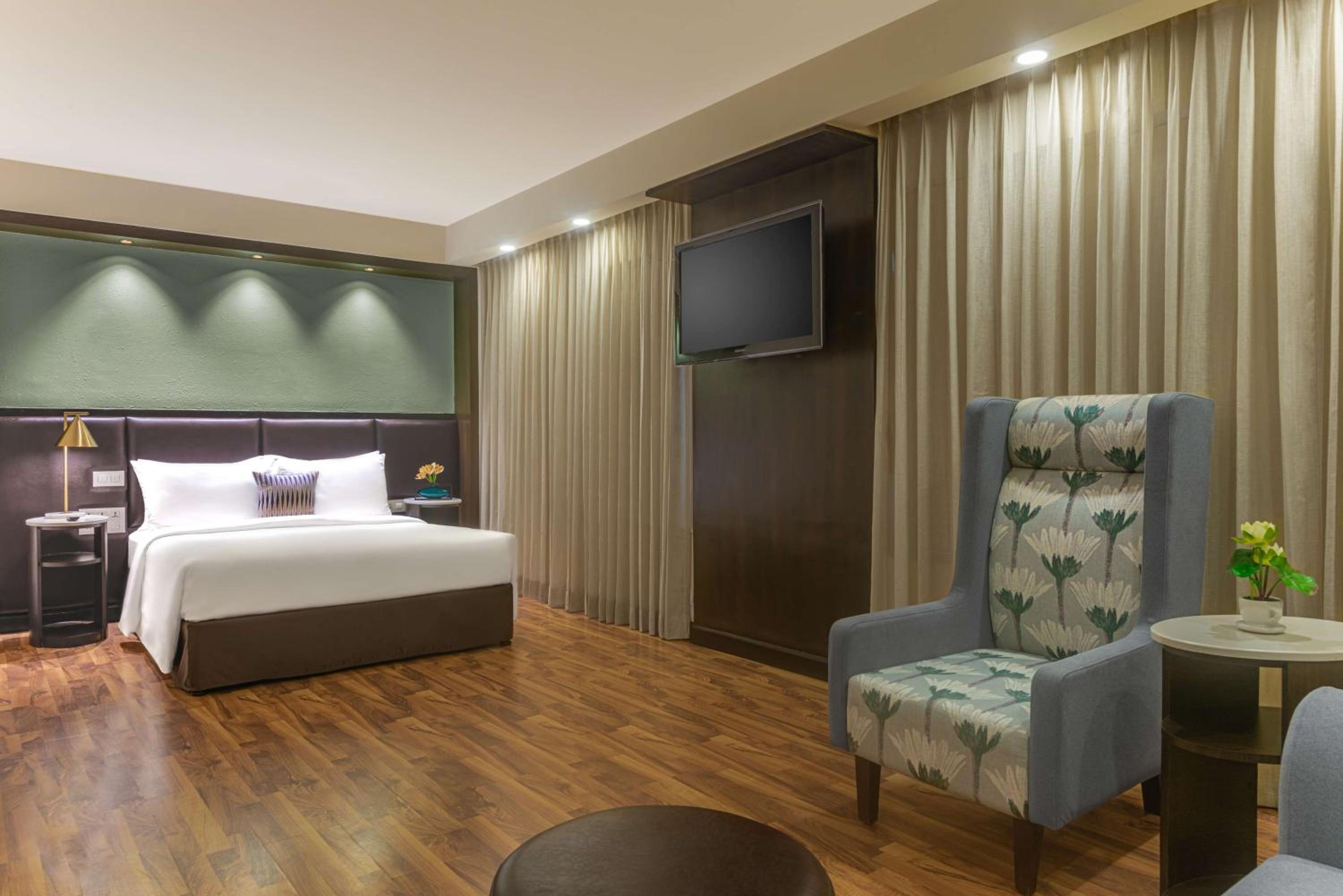 Queen Room - Non-Smoking - Photo 4