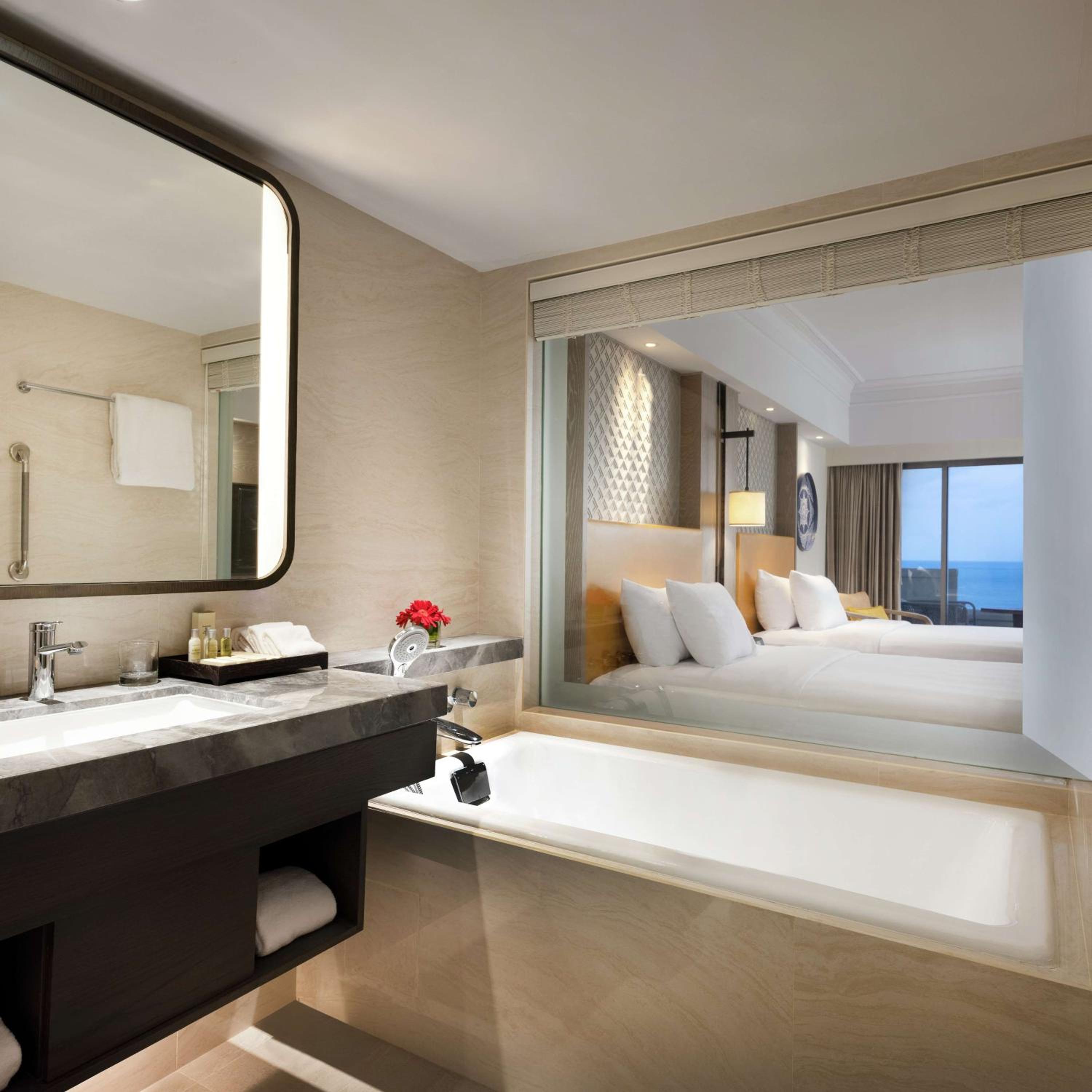 Deluxe King Room with Ocean View photo 3