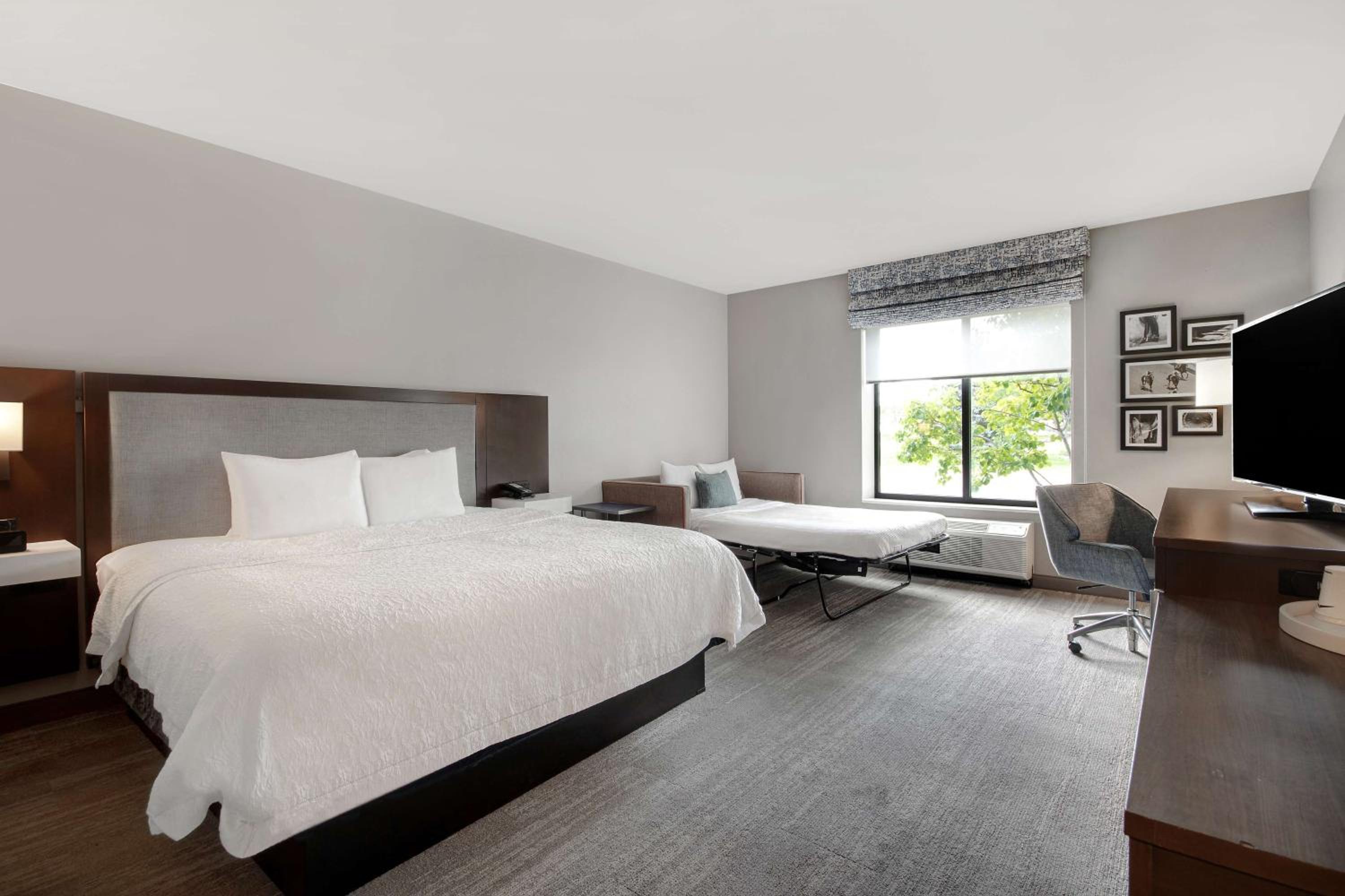 King Room with Sofa Bed - Non-Smoking photo 3