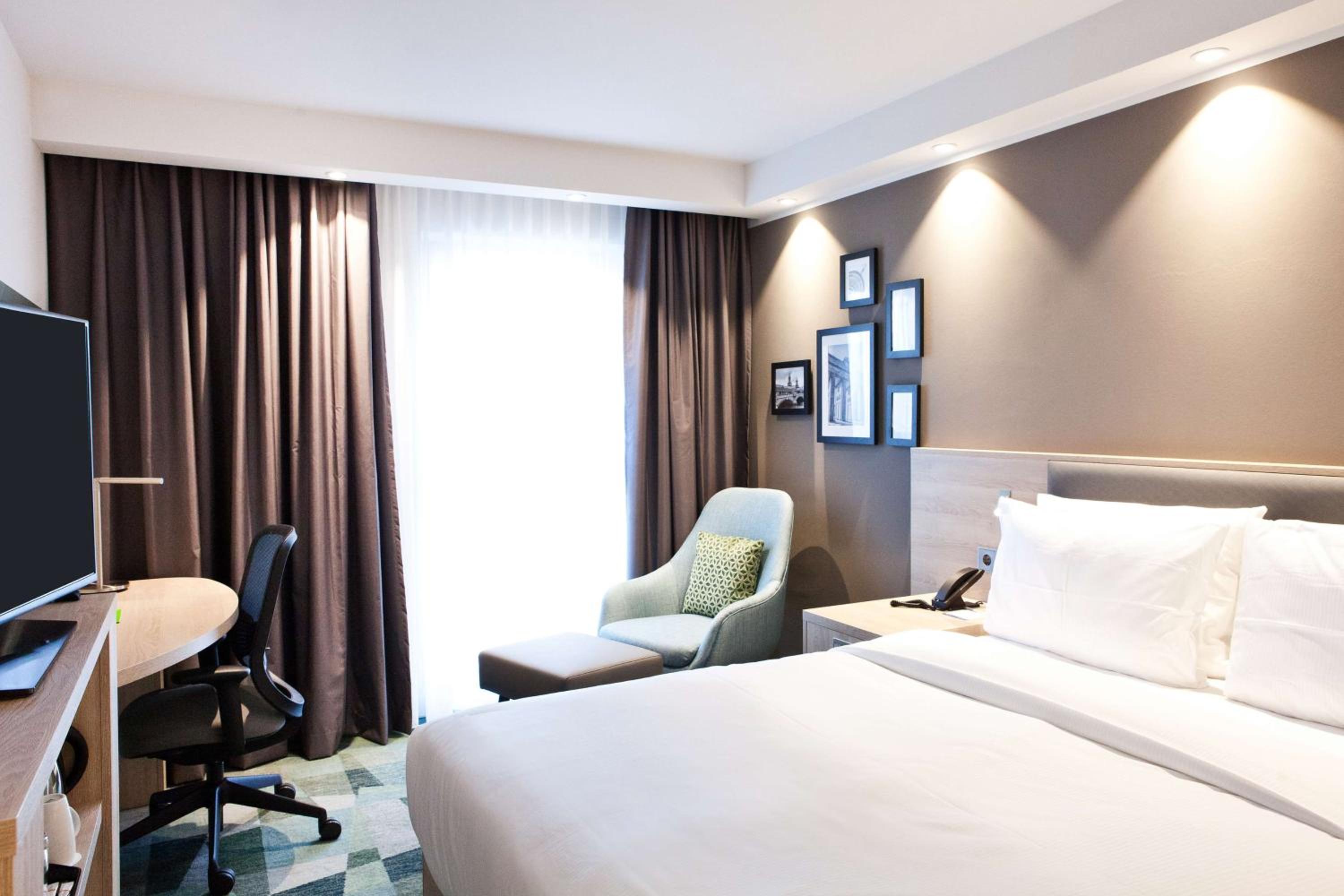 Queen Room with River View - Photo 3