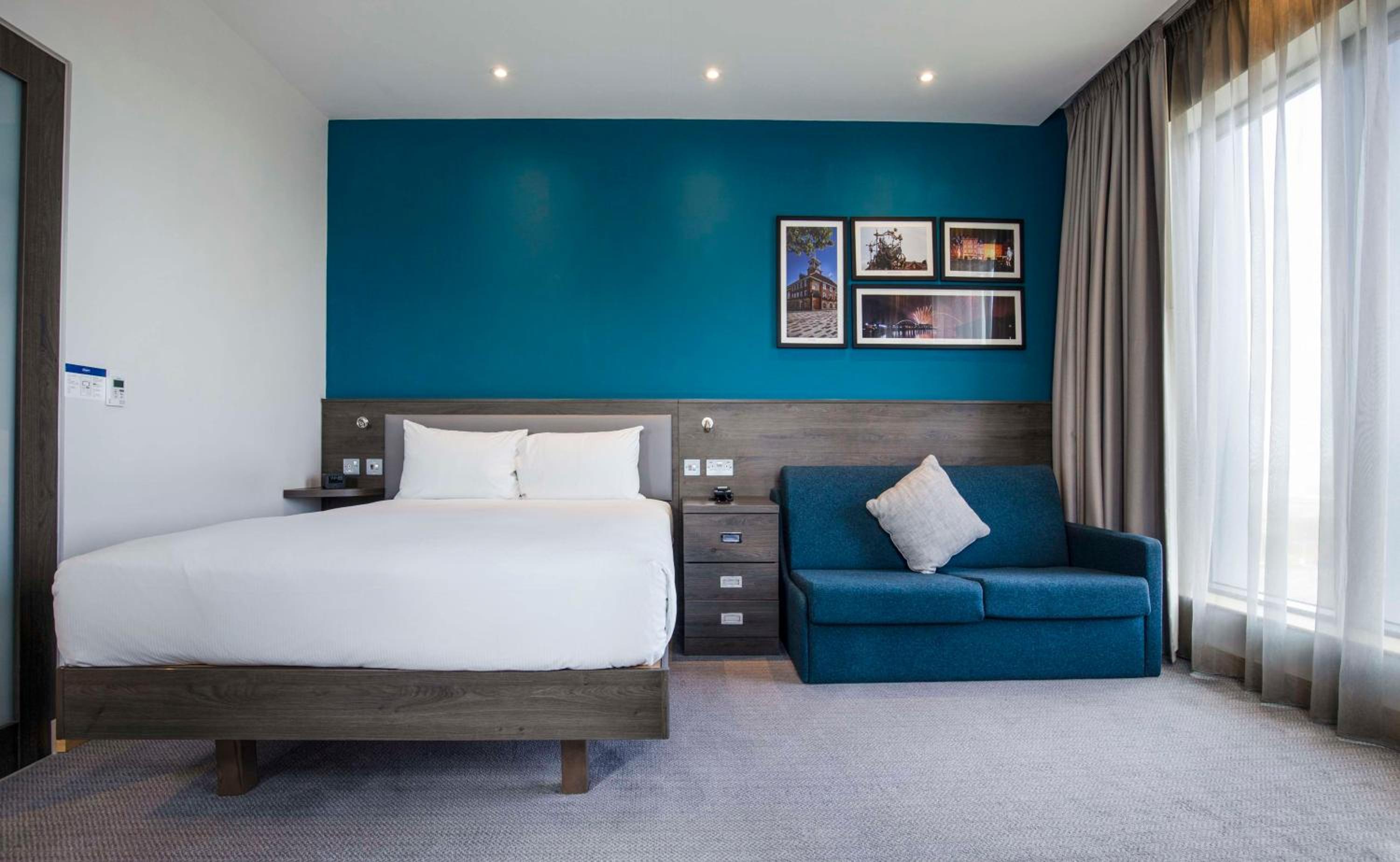 Queen Room with Sofa Bed photo 2