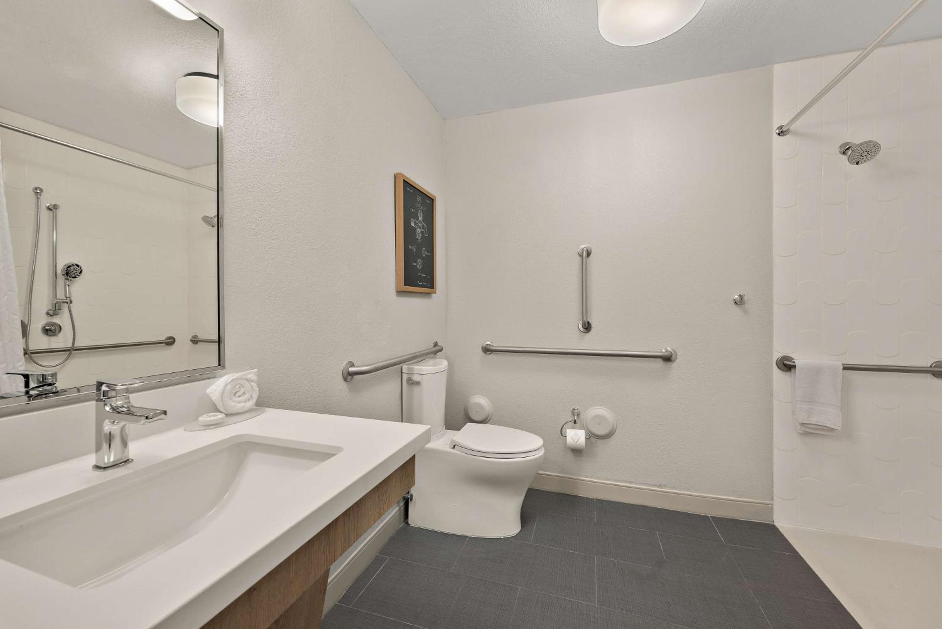 One-Bedroom Queen Suite with Roll-In Shower - Mobility Accessible - Photo 3