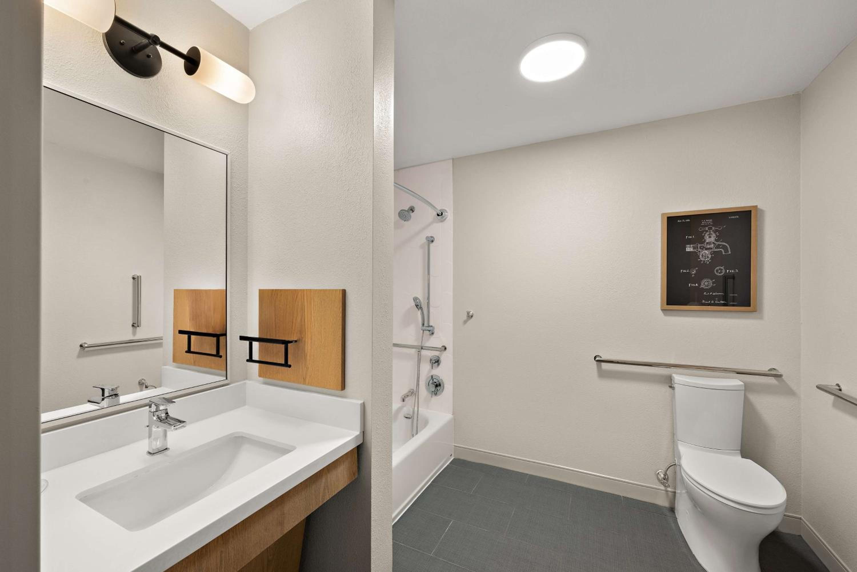 One-Bedroom Queen Suite with Bathtub - Mobility Accessible - Photo 3