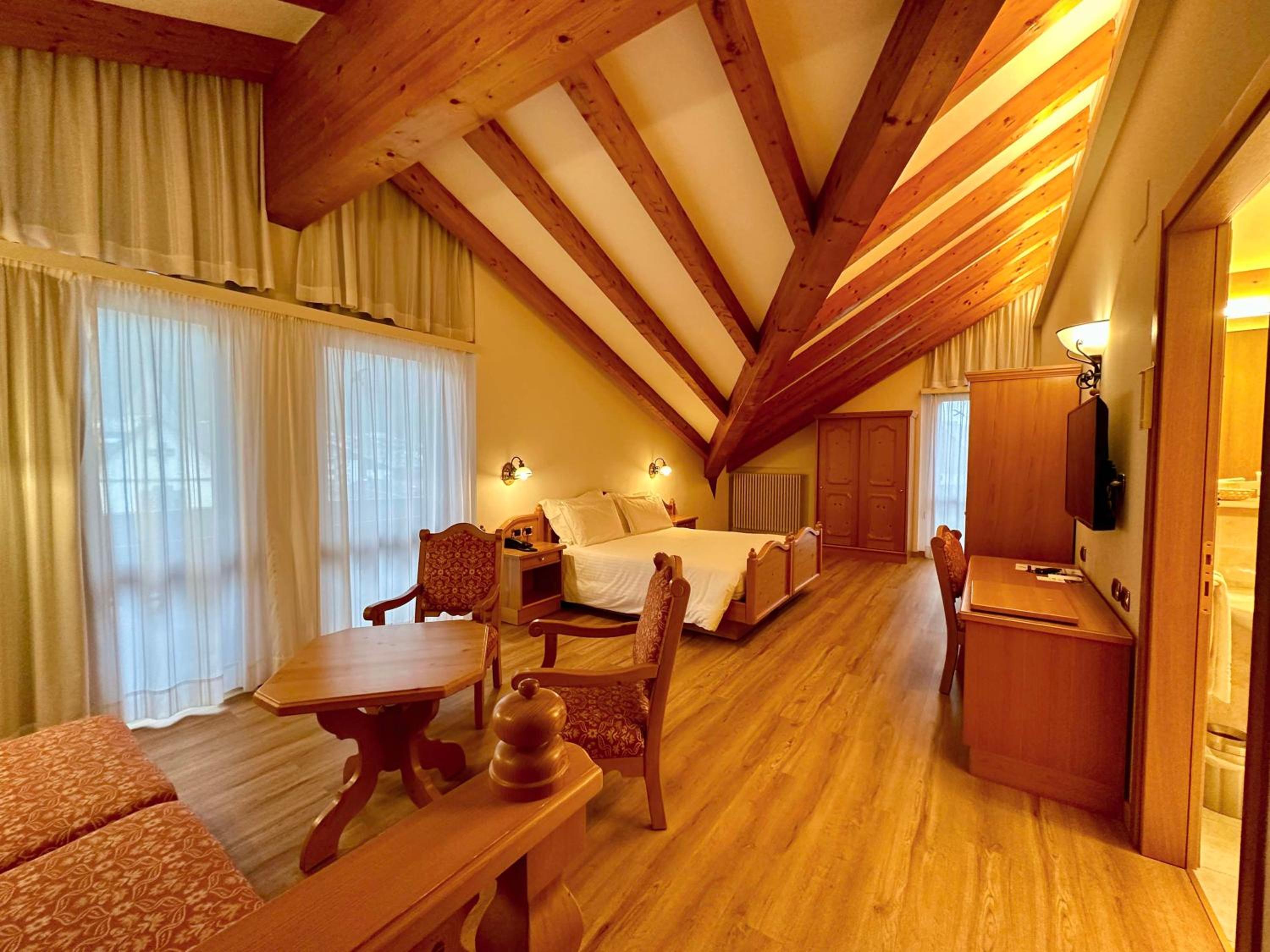 Junior Queen Suite photo 3