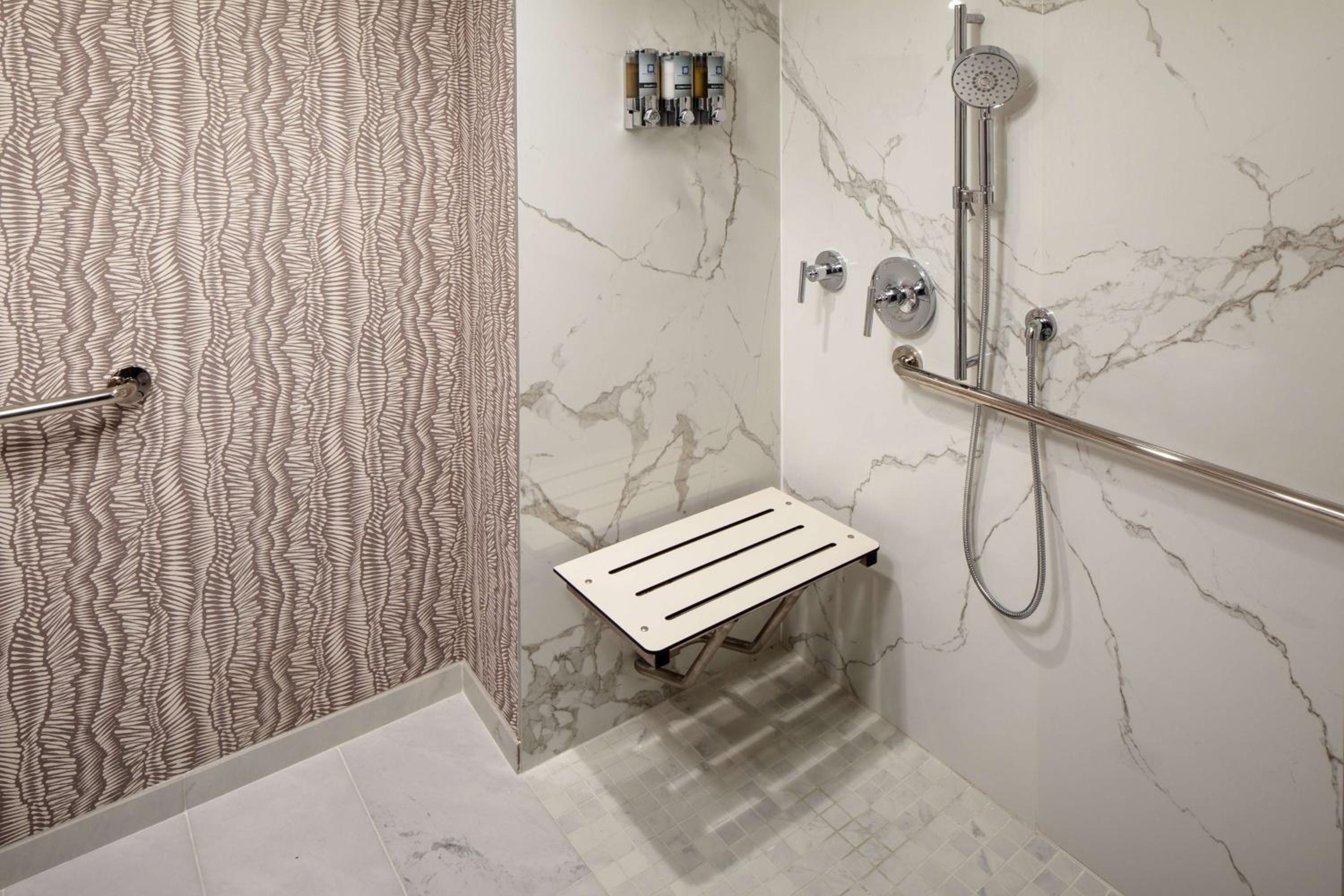 Queen Room With Two Queen Beds And Roll-In Shower - Mobility Accessible - Photo 3