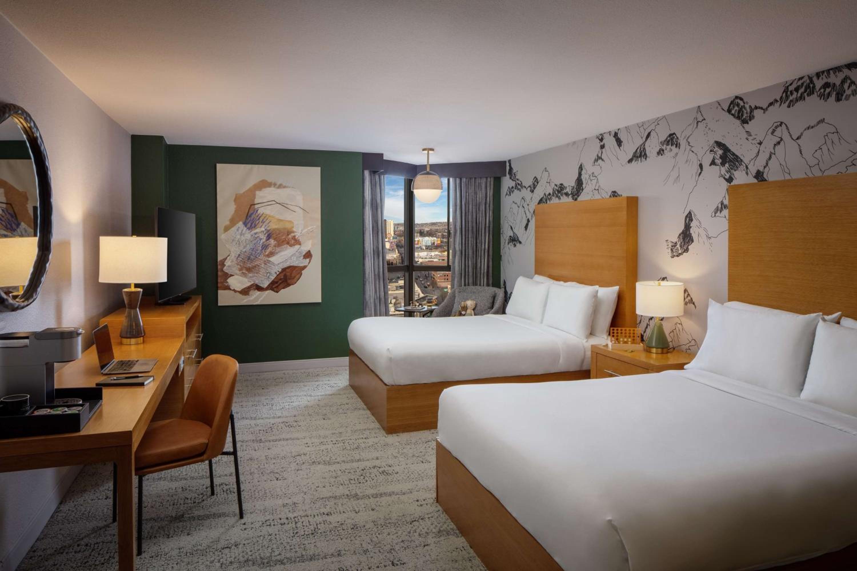 Executive Queen Room with Two Queen Beds - Photo 2