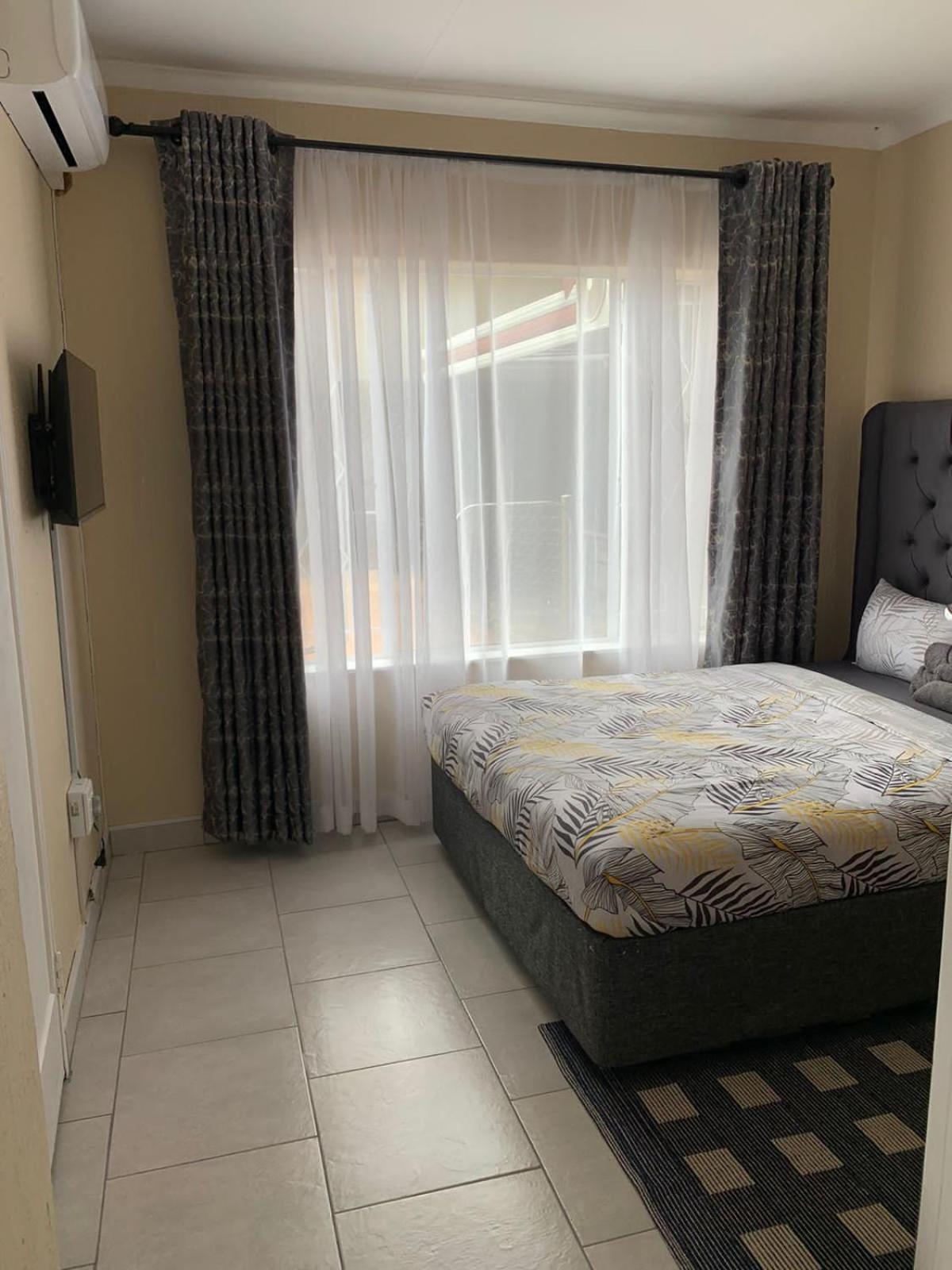 Double Room with Shared Bathroom photo 3