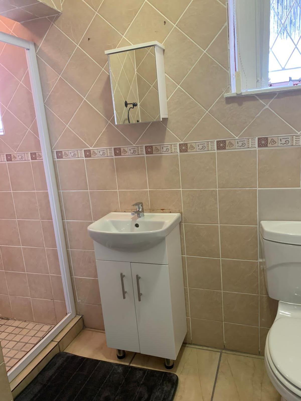 Double Room with Shared Bathroom photo 2