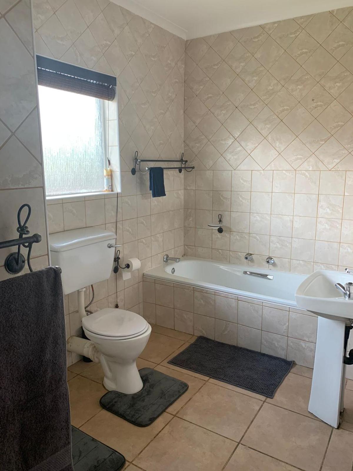 Family Room with Private Bathroom photo 3